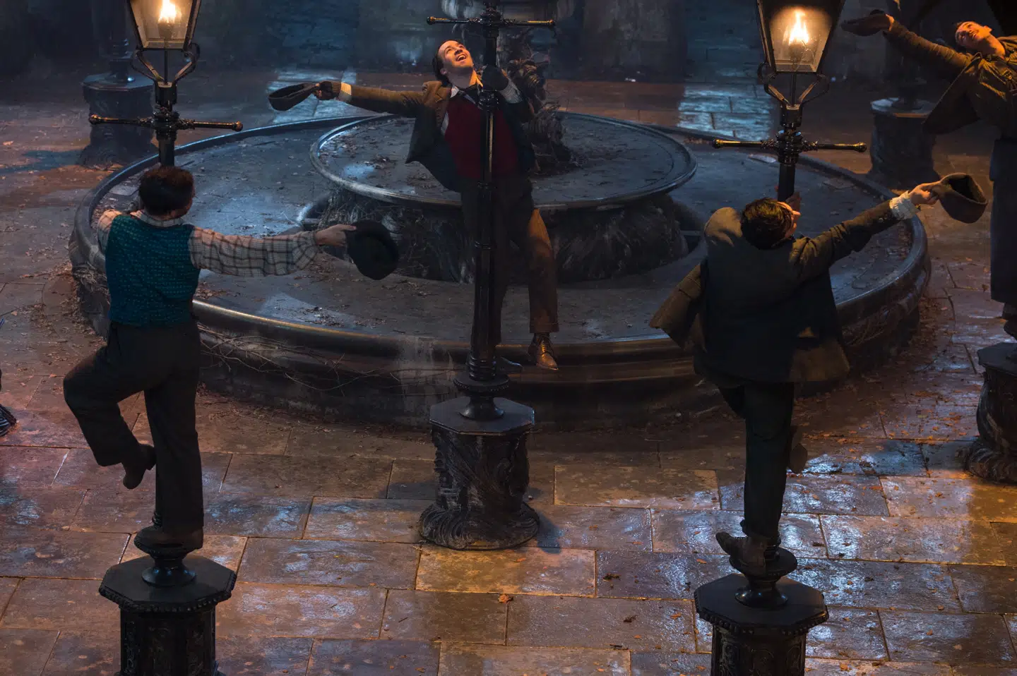 De joviale og cockey-talende lygtetændere opfører spontan dans og sang.