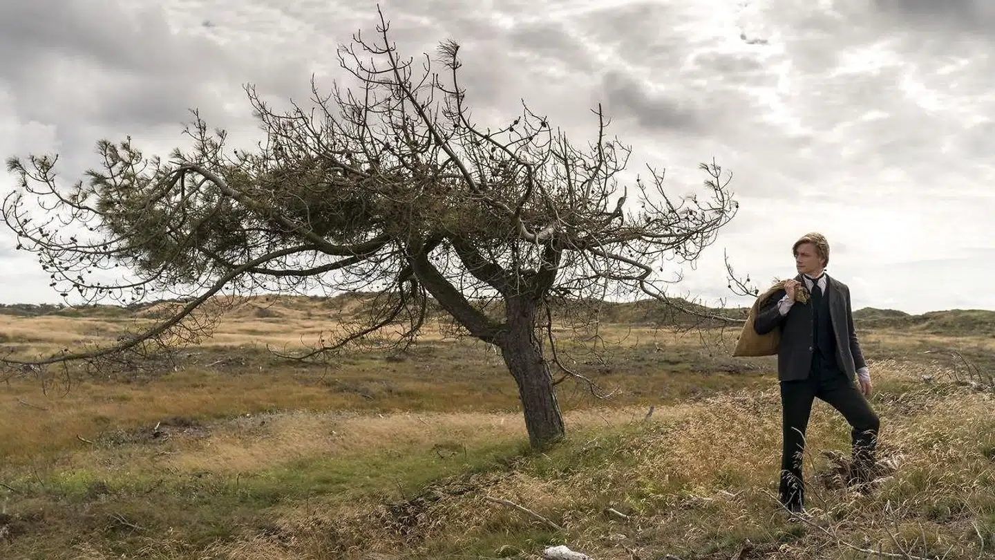 Instruktør Bille August står bag filmatiseringen af Henrik Pontoppidans »Lykke-Per«. En film, der har fået danskerne til at genlæse og diskutere bogen, som ifølge Katrine Winkel Holm er et værk, der tjener til advarsel og påmindelse til os om at beskytte Danmark som nation. Foto: Nordisk Film/Rolf Konow