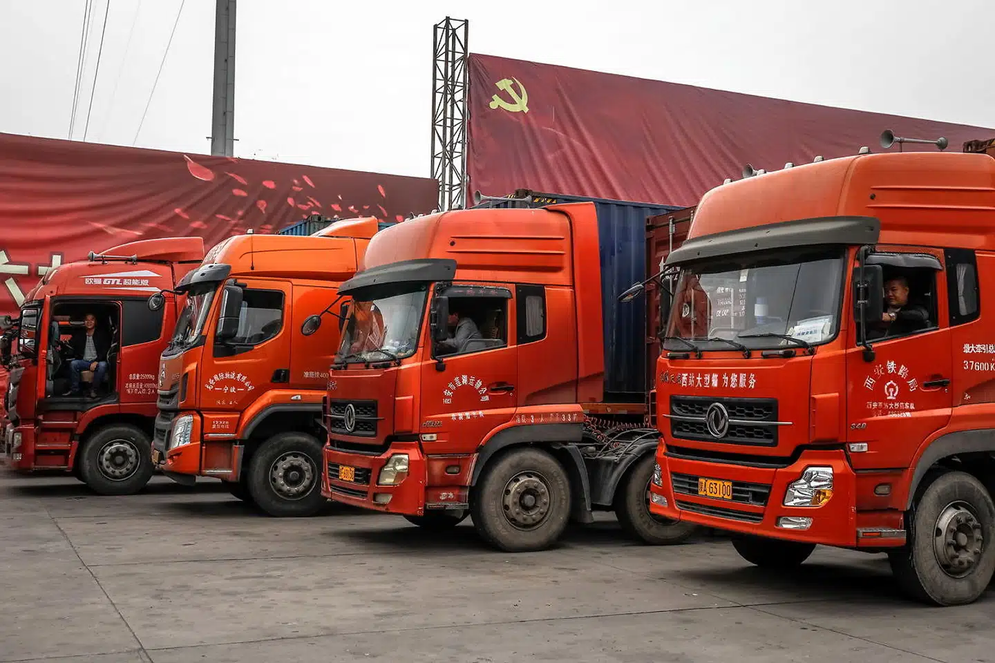 Lastvognstog holder parkeret ved indkørslen til Xi'ans containerterminal. Mange internationale godstog udgår fra banegården ved siden af containerterminalen her i hovedbyen for Kinas Shaanxi-provins.