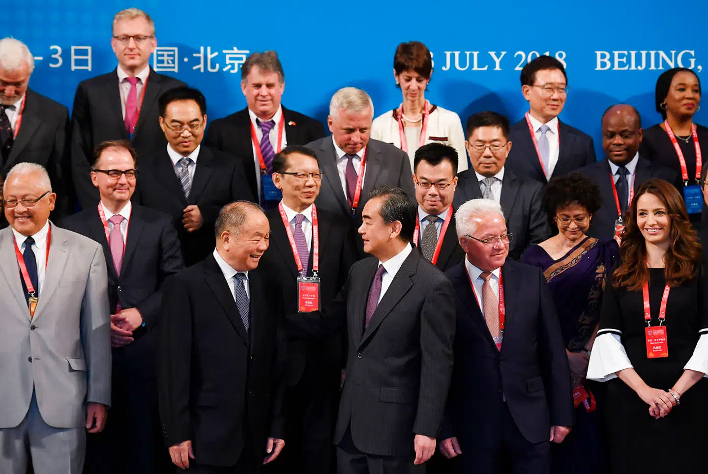Kinas udenrigsminister (midtfor i forreste række) sammen med udenlandske delegerede ved et Bælte & Vej forum i Statens Gæstehus Diaoyutai i Beijing, juli 2018.