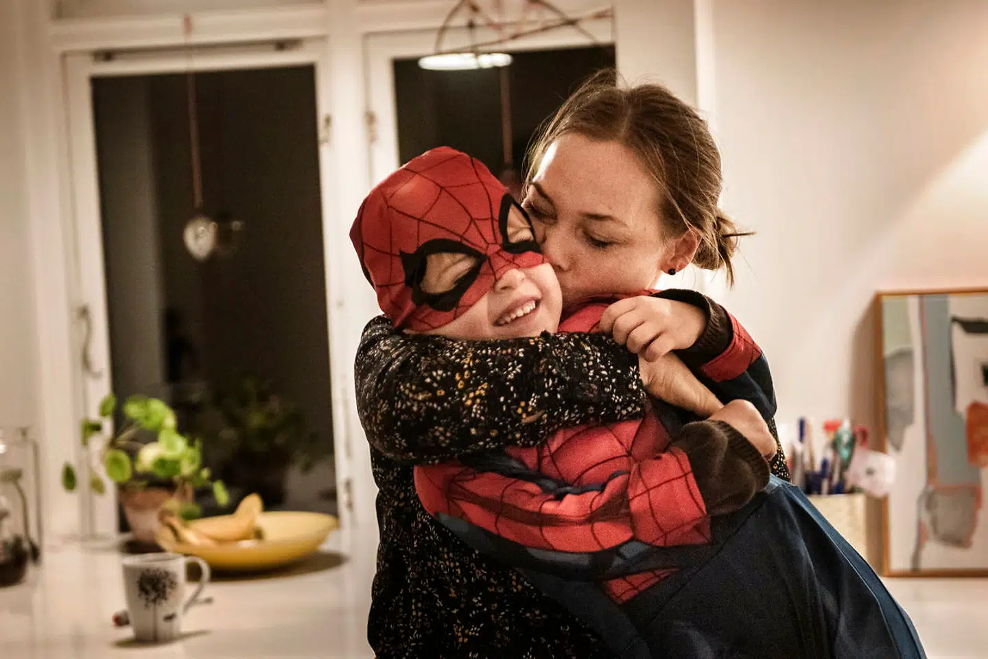 Spiderman alias Valdemar har leget fangeleg med sin mor, Sophie Newton.