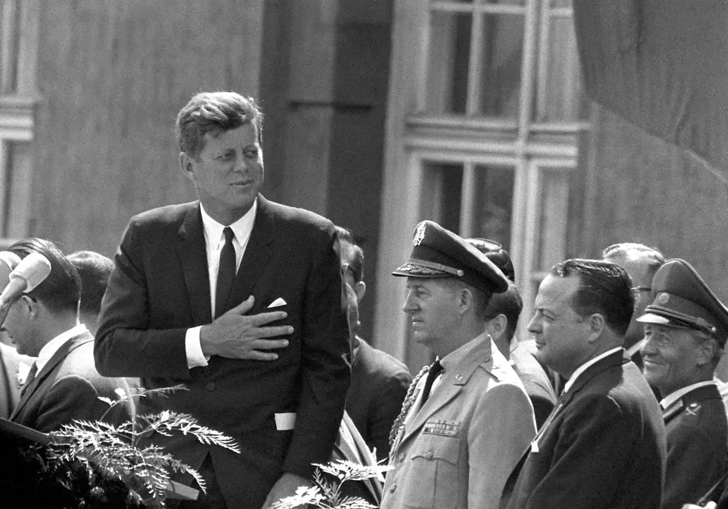»Ich bin ein Berliner.« Den 26. juni 1963, få måneder før sin død, holdt Præsident John F. Kennedy tale på Schöneberger Rathaus i Berlin. Under den kolde krig var det Vestberlins Rådhus. På Rådhuset kan man idag se, hvor præsidenten holdt talen, men også udstillingen om jøder, der før 1933 boede i det bayerske kvarter.
