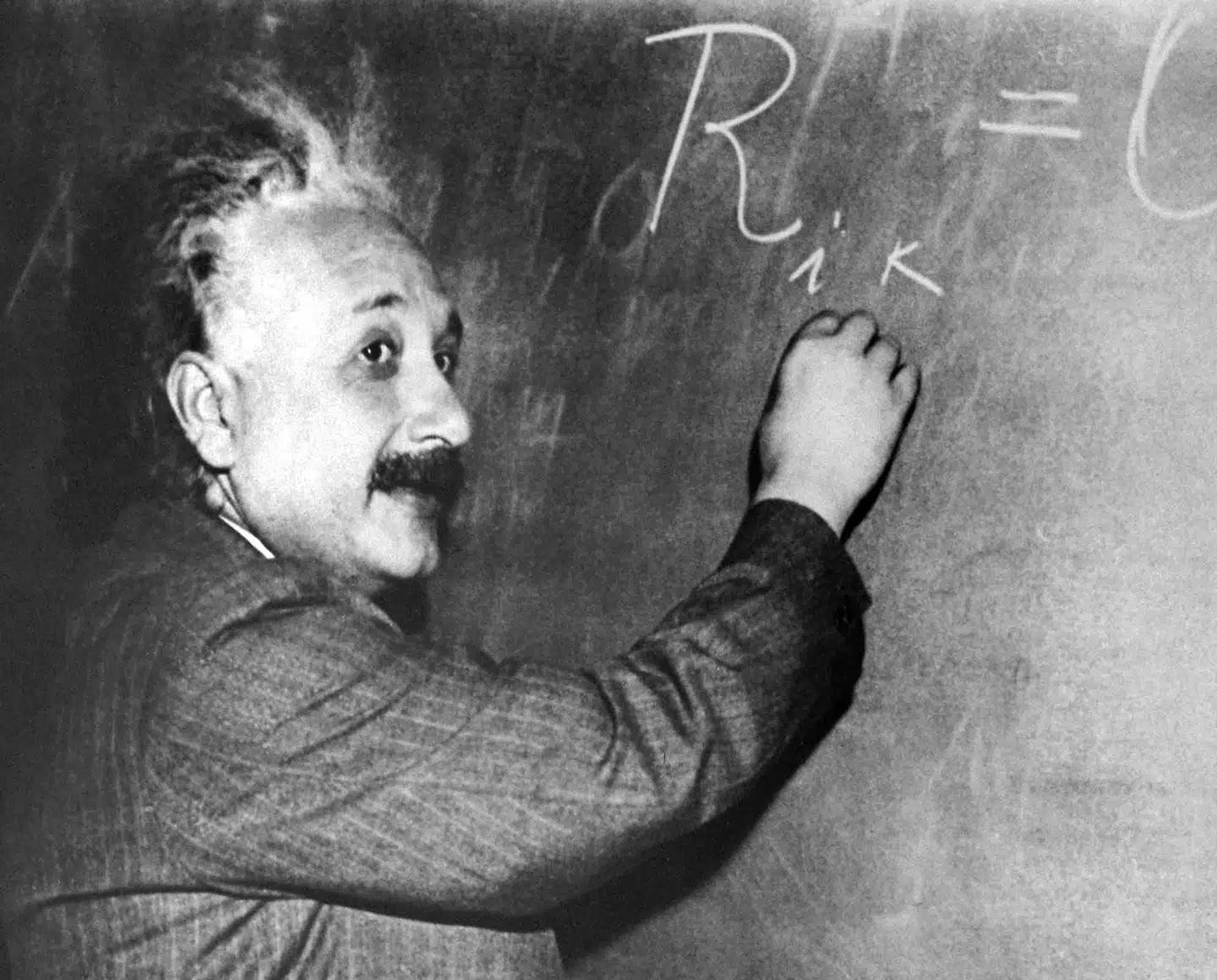 Fra 1917 til 1932 boede Albert Einstein i det bayerske kvarter i Berlin, nærmere bestemt i Haberlandsstrasse 5 (i dag nummer 8). Det var her han i 1922 fik meddelelsen om, at han havde vundet nobelprisen i fysik. Forskeren boede i en lejlighed med sin kone Elsa og to døtre. I lejligheden havde han besøg af blandt andet forfatteren Heinrich Mann, skuespilleren Charlie Chaplin og forfatteren Franz Kafka. I 1933 flygtede Einstein, der var jøde, fra nazisterne til USA.