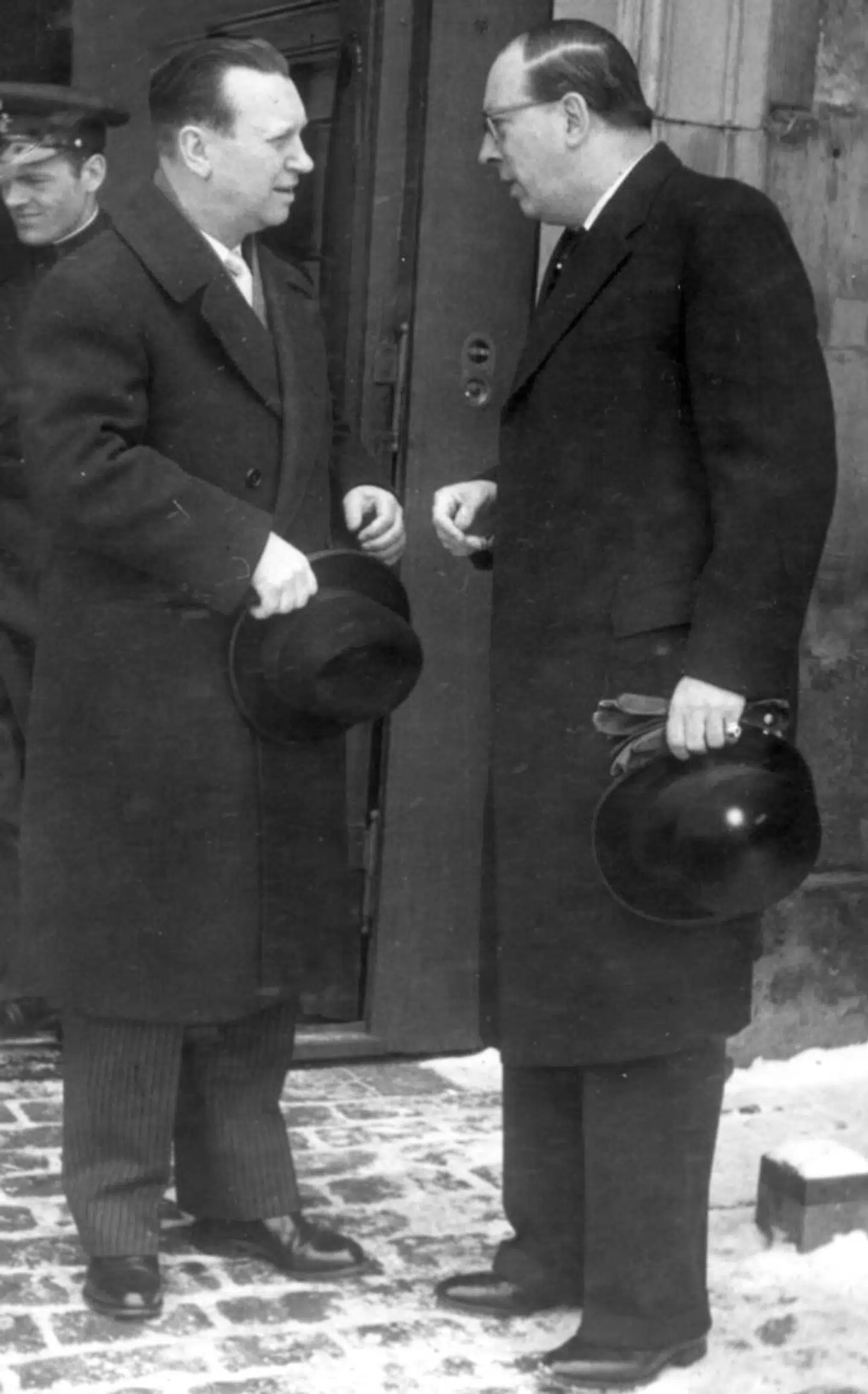 Georg Ferdinand Duckwitz (th) spillede som tysk diplomat en central rolle, da mange danske jøder i 1943 blev reddet over til Sverige. Forud for nazisternes aktion mod de danske jøder i oktober 1943 advarede han Hans Hedtoft om den forestående aktion. Duckwitz var én af den rigsbefuldmægtiget Werner Bests betroede. 7.000 danske jøder blev reddet over til Sverige. Efter krigen blev Duckwitz Vesttysklands ambassadør i Danmark og ses her med statsminister H.C. Hansen.