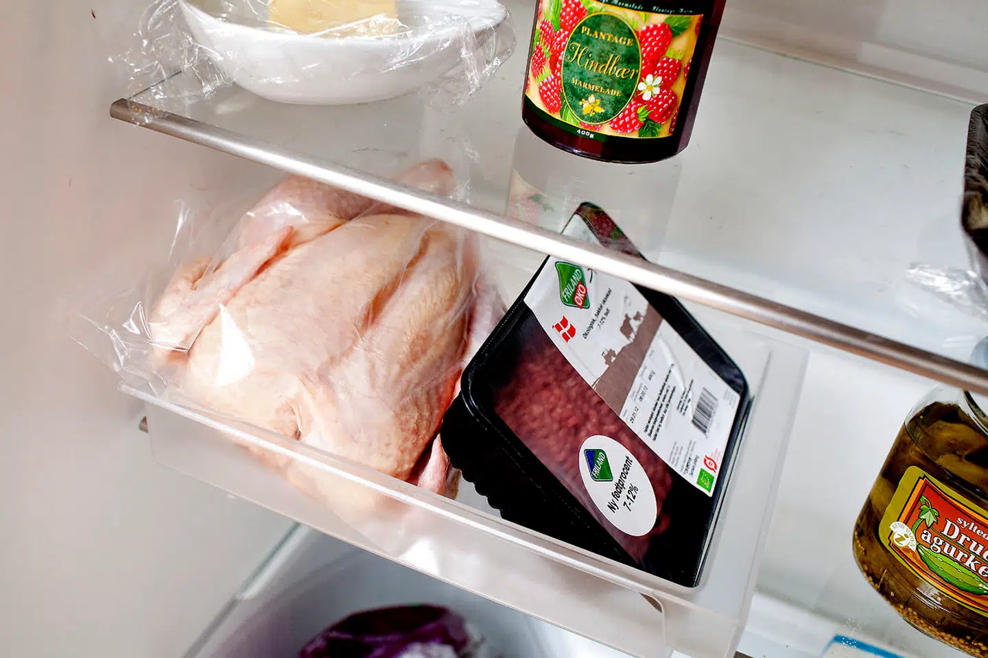 Køleskab med madvarer.