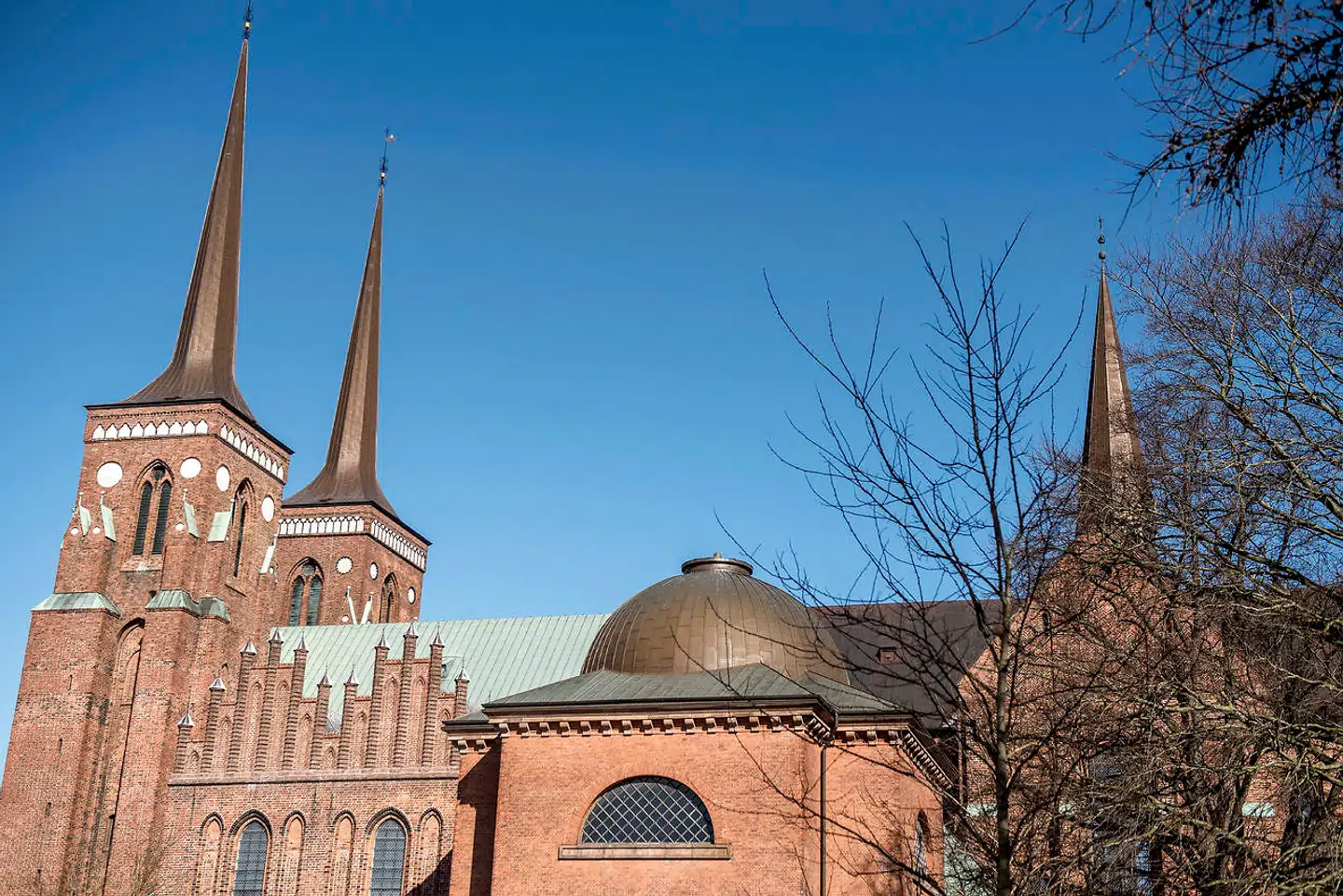 Til daglig kommer danskerne sjældent i kirke, men juleaften er en undtagelse. Så myldrer folket ind i bl.a. Roskilde Domkirke for at høre om Jesu fødsel.