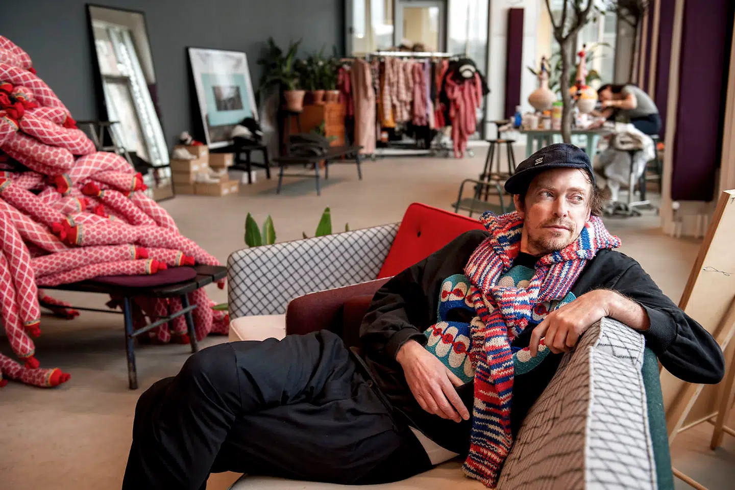 Henrik Vibskov i sit ateelier. »Jeg er lidt en efternøler i familien. Mine søskende var næsten fløjet fra reden, så jeg sad meget alene og legede med mig selv og havde en lidt syret verden kørende.«