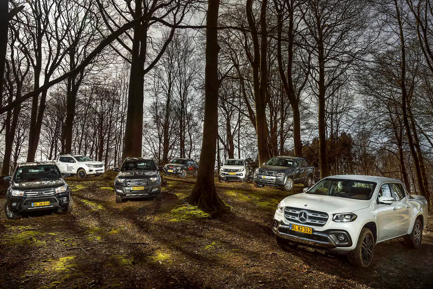 Hele feltet af tidens ovarraskende mange pick up 4X4'ere samlet på skovtur. Går man efter en af dem på hvide plader, så er Volkswagen Amarok og Mercedes X-Klasse længst til højre, de stærkeste alternativer. Men hvilken en skulle julemanden vælge, hvis Rudolf og de andre rensdyr går i strejke.