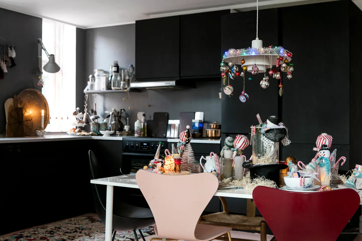 Julepynten må gerne blive en lille smule uhyggeligt og mystisk hjemme hos Tine Brask.