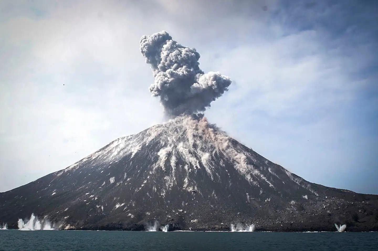 Vulkanen Anak Krakatau formodes at have forårsaget tsunamien.