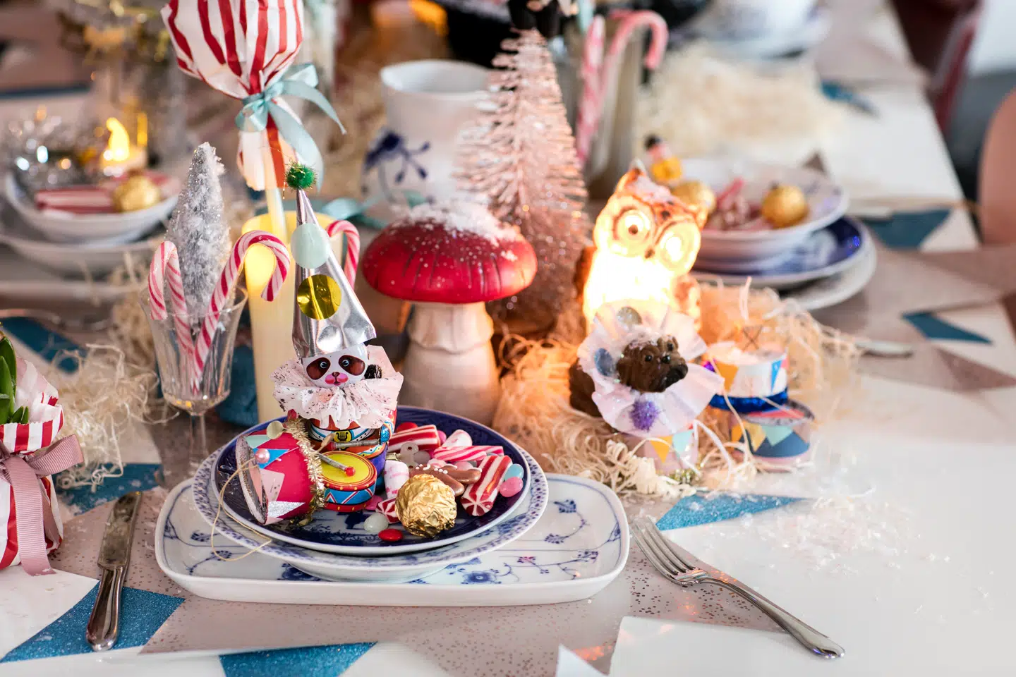 Julebordet er et slaraffenland for nysgerrige øjne. Det meste på bordet er lavet af ting fra hjemmet, som Tine Brask har pyntet med papir, glimmer, snespray og masser af kreativitet.