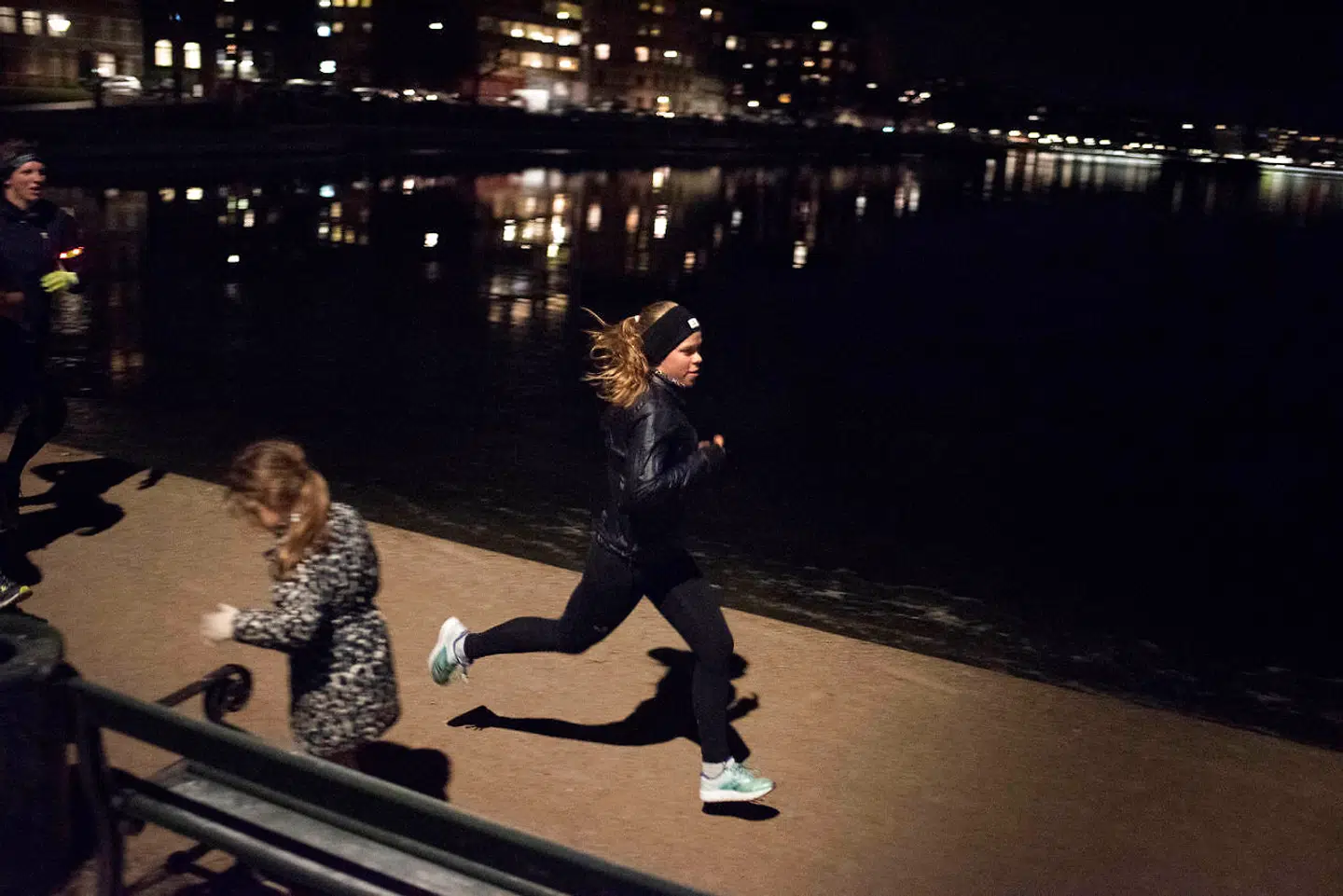 Sif kæmper for at komme med til OL i triatlon. Hun løber foran sin bror Thor. Han er hurtigere end hende, men også to år ældre. Hun slår ham dog i svømning. De konkurrerer ikke imod hinanden, men træner sammen.