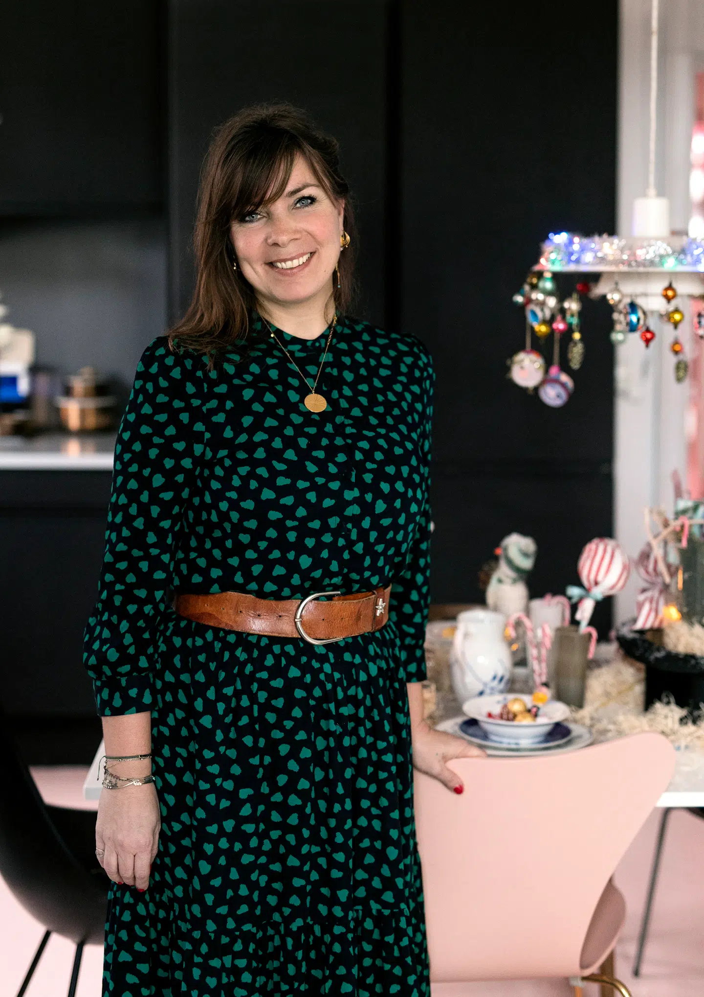 Tine Brask er indretningsstylist og skaber håndlavet julepynt. Hun bor sammen med sin kæreste og deres tilsammen tre børn. Se mere på Instagram: @tinebrask_indretnings_stylist.