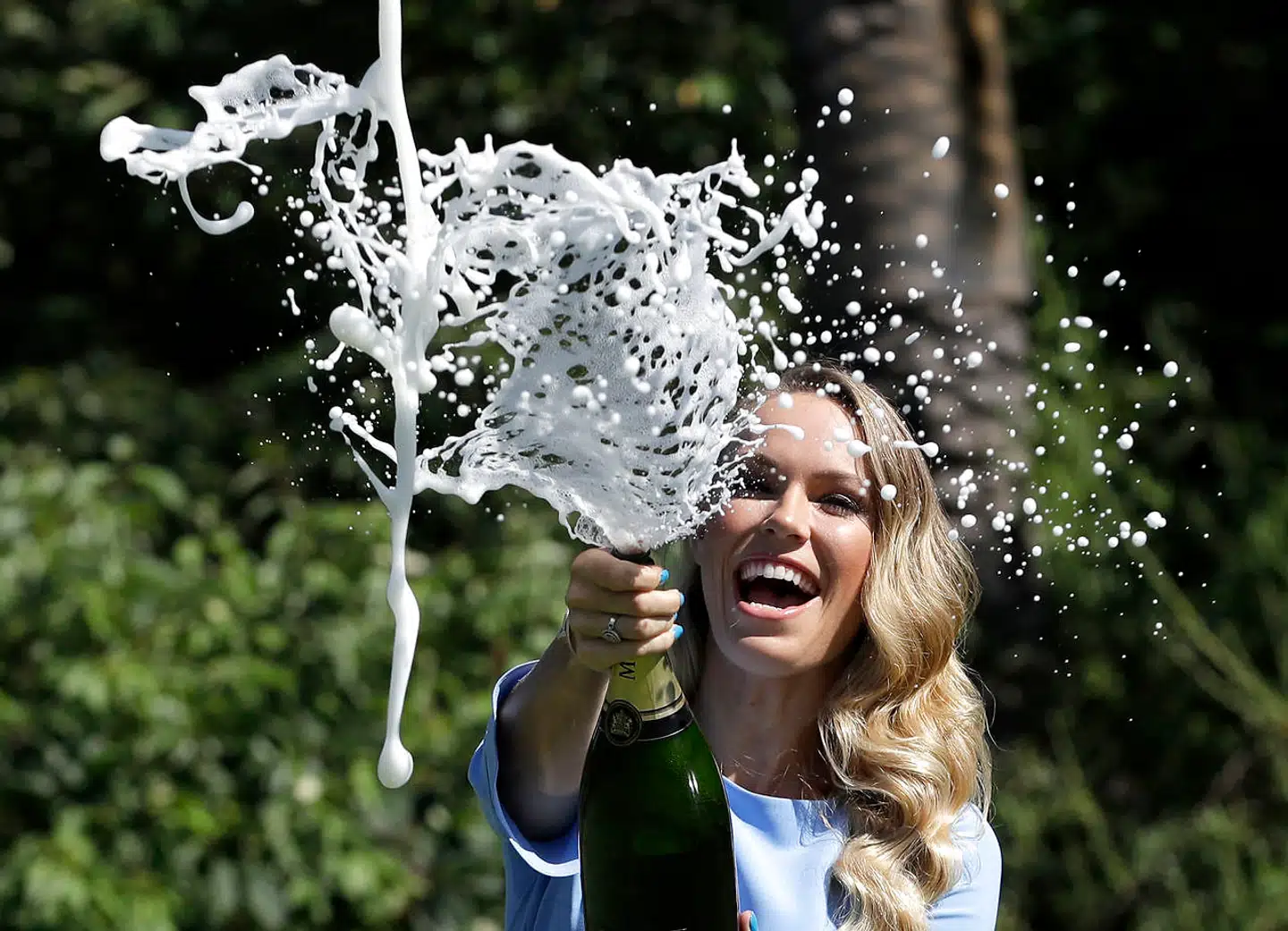 Wozniacki med sejrs-champagnesprøjt.