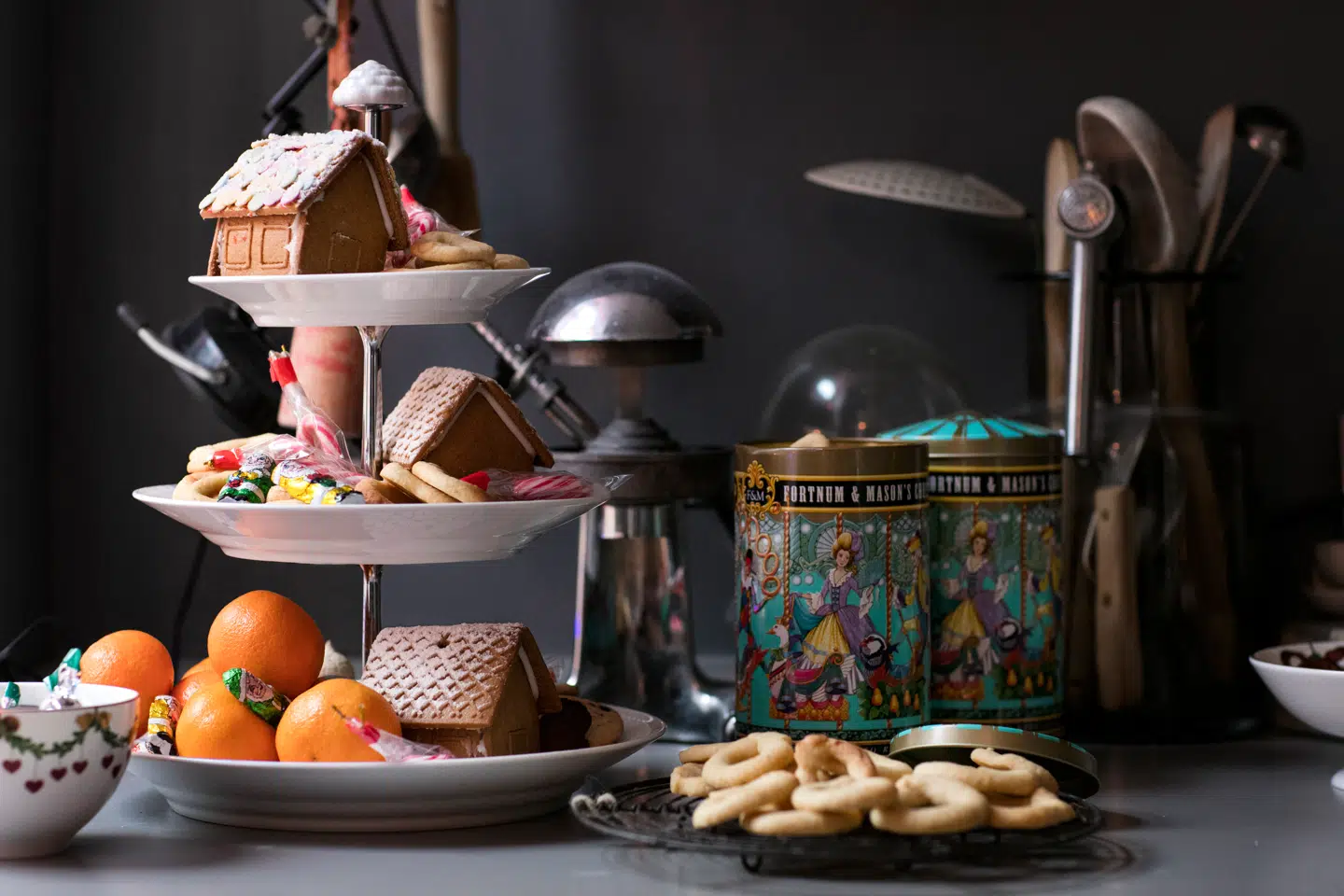 Julen er ikke kun pynt, men også julebag og juleslik. De smukke kagedåser fra Fortnum & Mason har en bund, der kan rotere og spille musik.