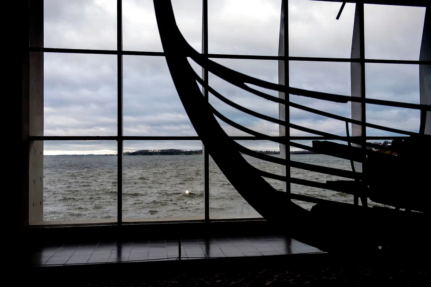 Vikingeskibsmuseet er placeret ved Roskilde Fjord tæt ved det element, hvor skibene har sejlet og for mere end 1.000 år siden blev sænket som et led i forsvaret af området. Skibene blev fundet og udgravet i slutningen af 1950erne og begyndelsen af 60erne og efter rekonstruktion placeret i Vikingeskibshallen. Siden er museumsområdet udbygget til et attraktivt udflugtsmål.