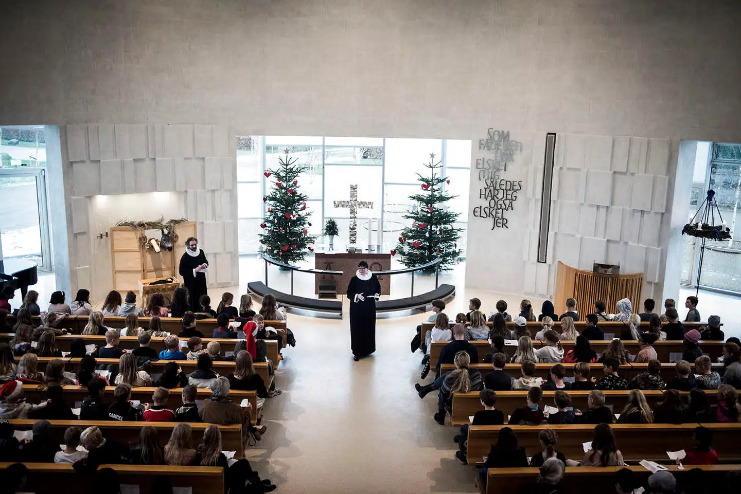 Mennesket formes af de ord, der høres, og det er først og fremmest i kirken, at det bliver sagt, at Gud findes. Jo sjældnere vi hører dette blive sagt højt, desto nemmere er det at rendyrke sin egen begrænsede horisont og ikke blive provokeret af budskabet om Guds komme til verden. Arkivfoto: Anne Bæk/Ritzau Scanpix