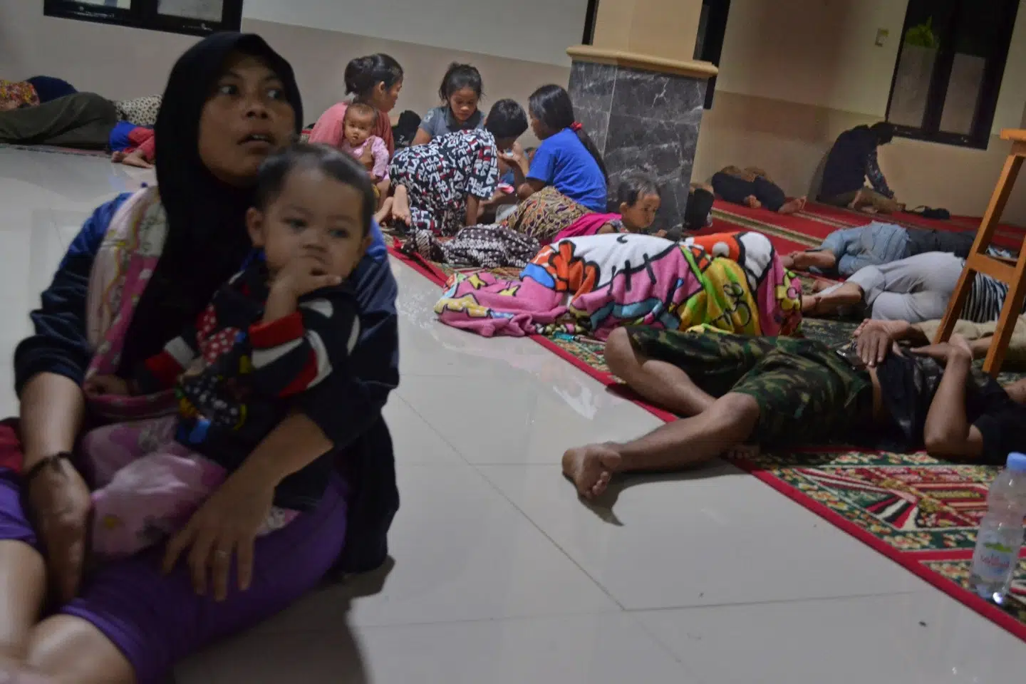 Indbyggere i Labuan-distriktet har søgt tilflugt i en moské, efter en tsunami sent lørdag aften ramte Indonesien. Antara Foto/Reuters