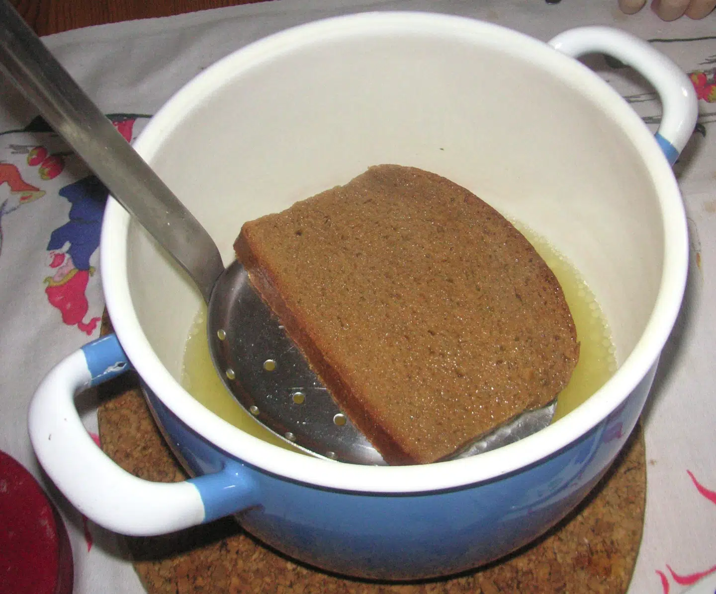 Den svenske juledelikatesse dopp-i-grytan: maltbrød dyppet i skinkesaft.