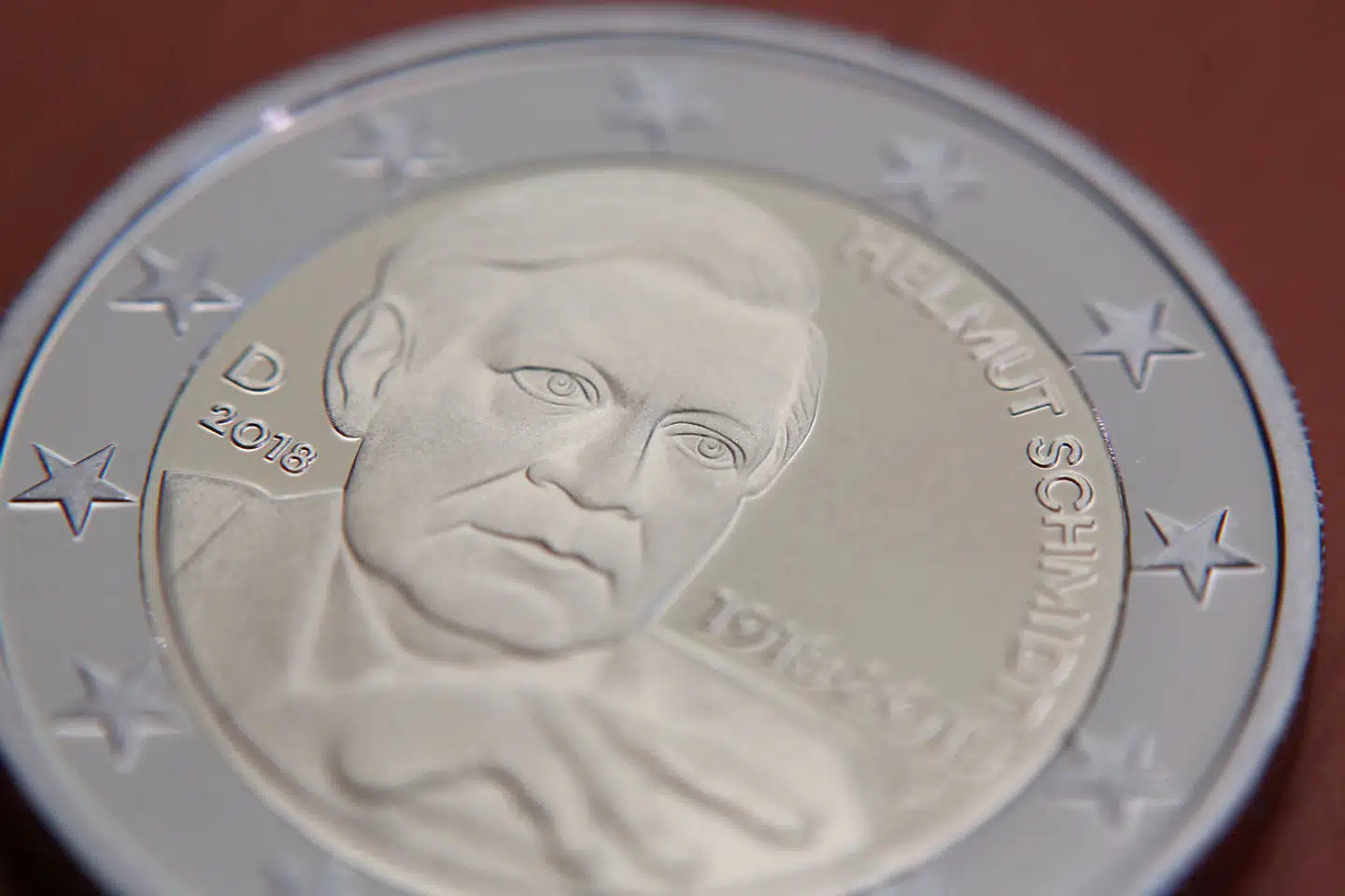I 2018 blev Helmut Schmidt hædret med en 2 euro-mønt. Det skabte voldsom debat, at den storrygende kansler, der i de senere år insisterede på at ryge under live TV-udsendelser, ikke blev fremstillet med en cigaret.