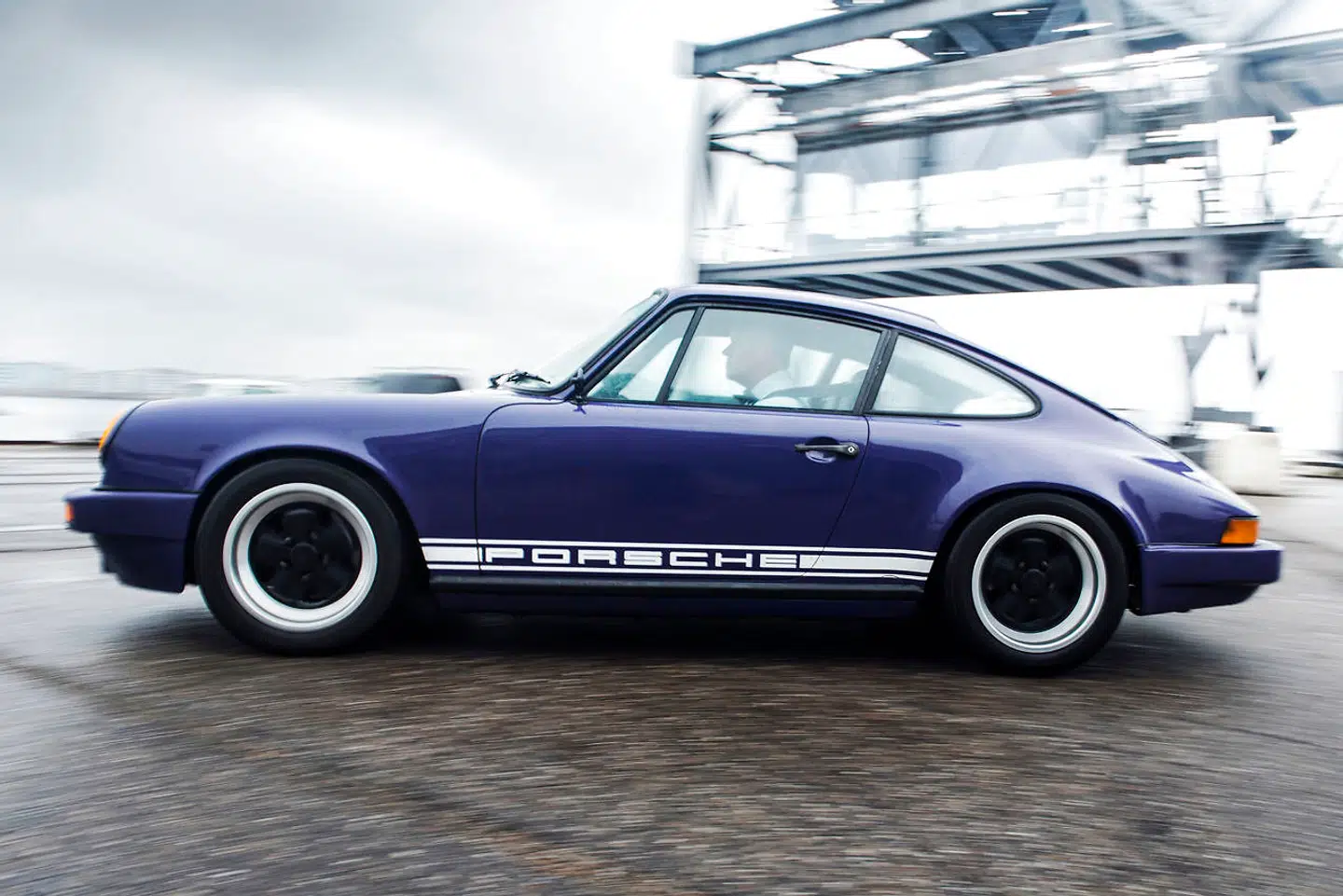 Mads Christensen har selv ombygget sin gamle Porsche 911er, så den matcher hans specifikke behov og ønsker. Den lilla farve har den, fordi den blev sendt til maler den dag Prince døde.