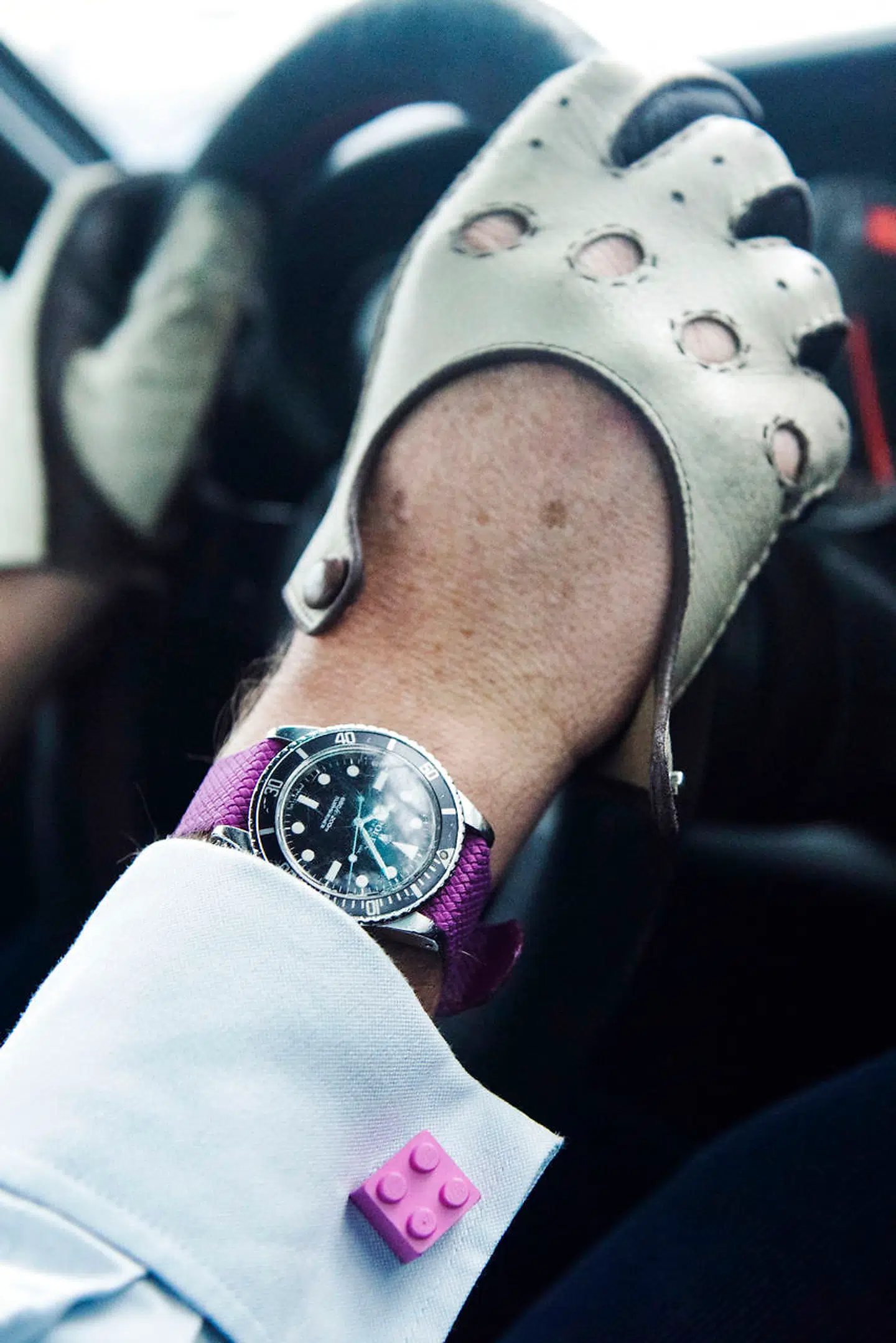 De to ure og den karakteristiske stil tager han med sig bag rattet.