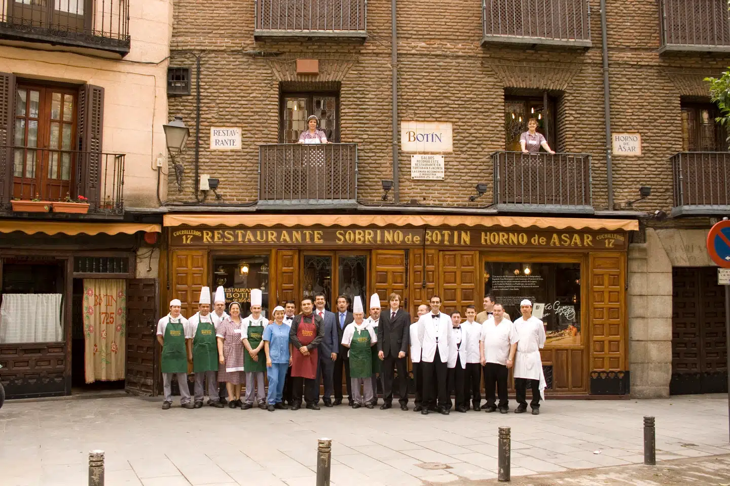 Restaurante Botín kan prale af at have haft maleren Goya i tjenerstaben, mens Hemingway blev så begejstret over Botíns atmosfære, at han henlagde slutscenen i »Solen går sin gang« netop her.