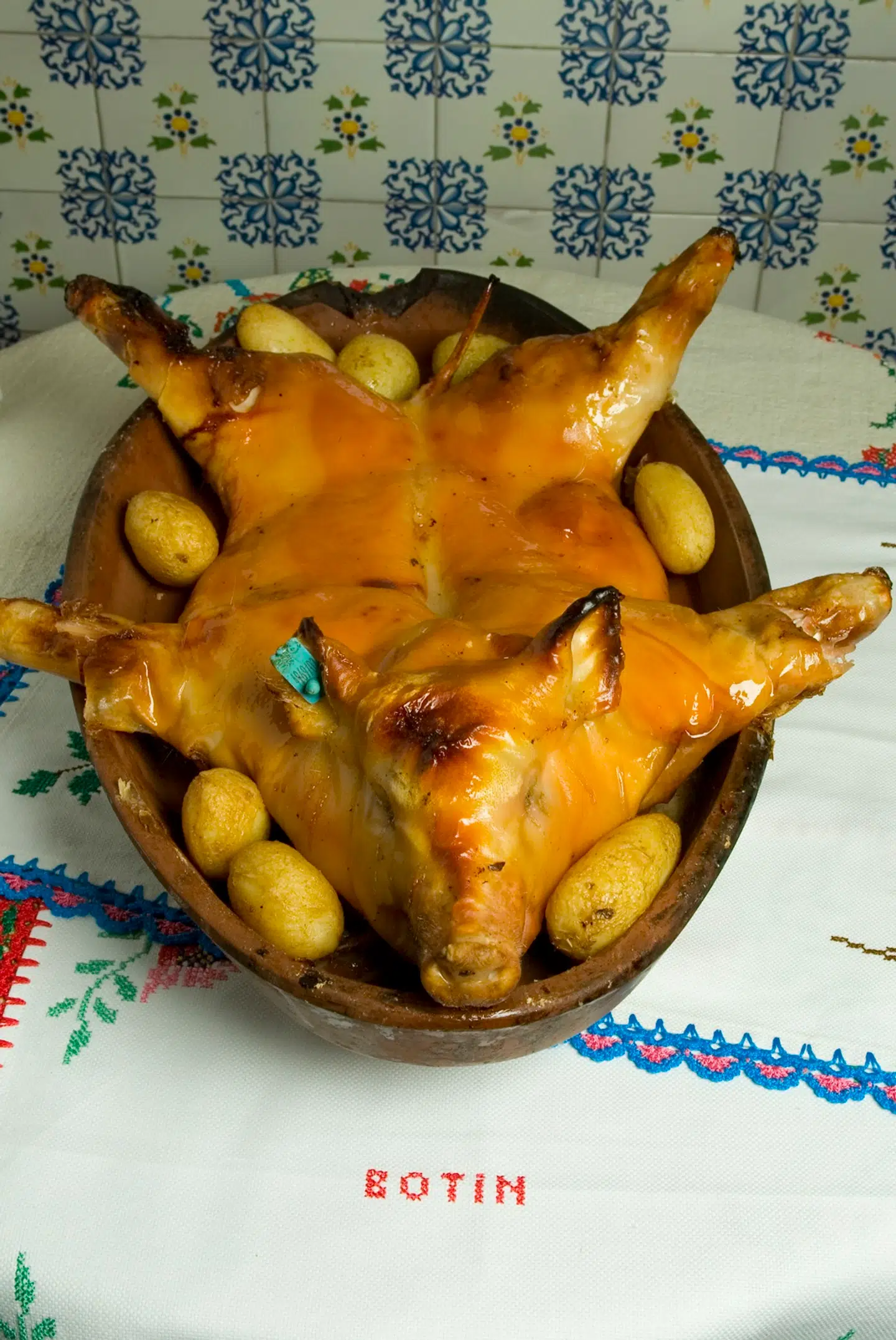 Restaurante Botíns specialitet er helstegt pattegris. Grissebasserne ligger snude om snude på røde lerfade i køkkenets åbne anretterrum og tager sig ud på deres egen absurde facon.