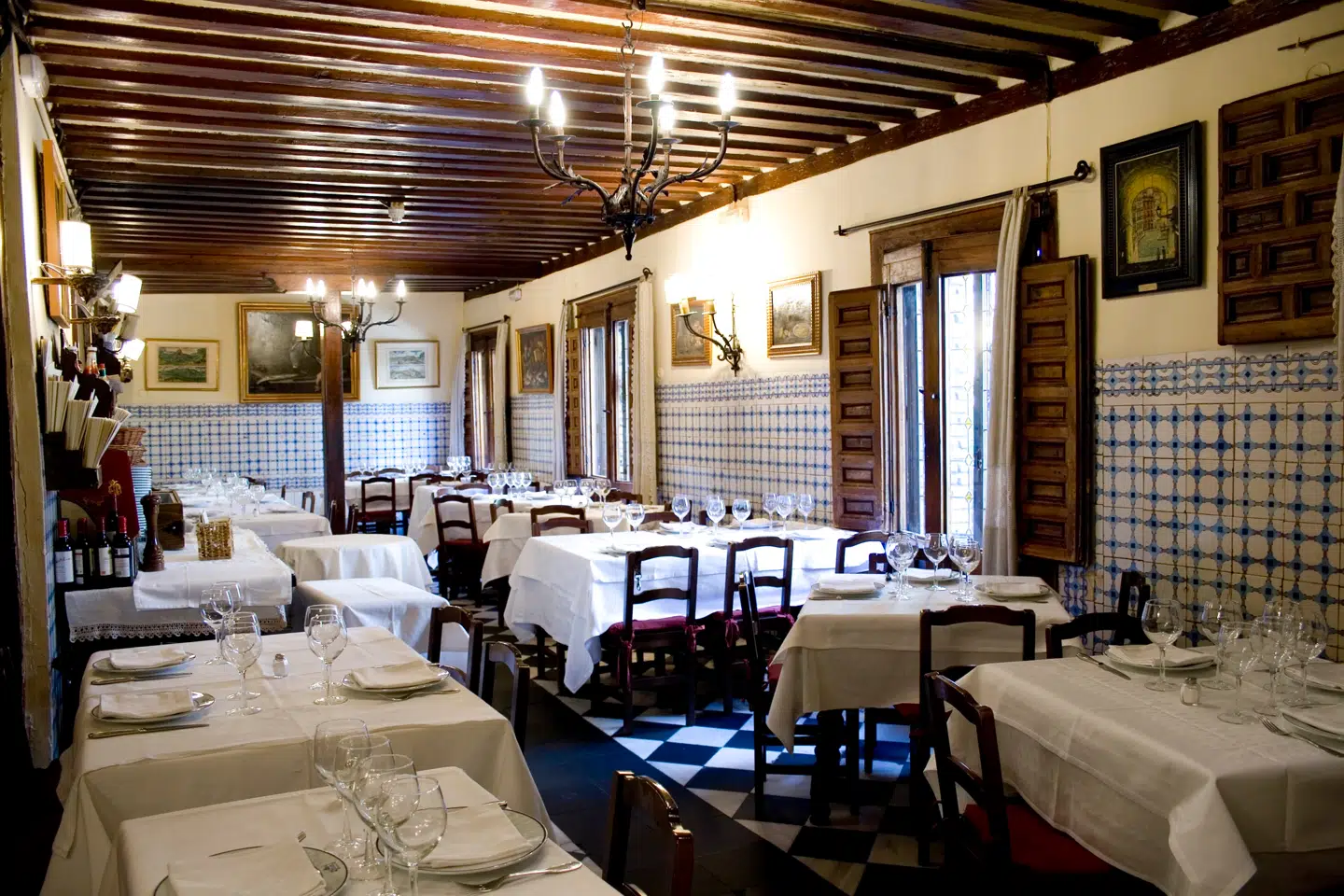 Restaurante Botín har lavloftede kakkelbeklædte lokaler med skæve vægge og dørtrin, dekoreret træværk og sorte- og hvidternede gulve.