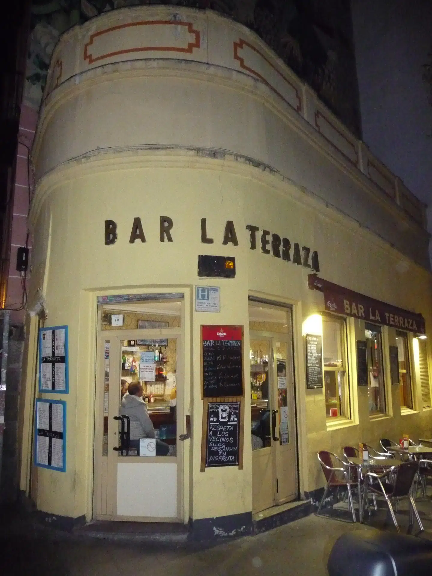 På »Bar La Terraza« i La Latina-kvarteret er der klassiske tapas i bardiskens montre. Her får man rødvin i traditionelle spanske drikkeglas uden stilk.