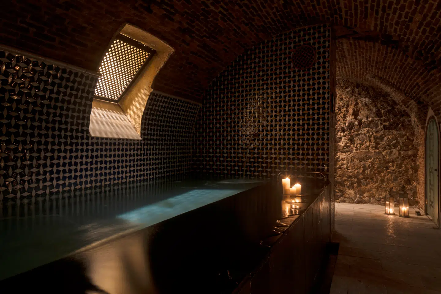 Bestil tid i hammamens massagerum. Her er to brikse, så både du og din makker kan blive æltet igennem på samme tid.