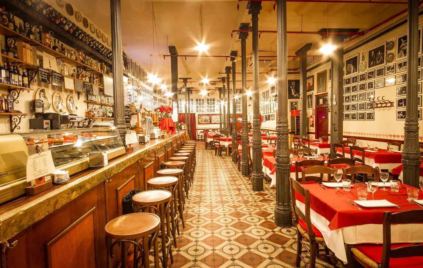 Casa Patas' forlokale er et traditionelt spansk spisested med portrætter af de gamle mestre på væggene.