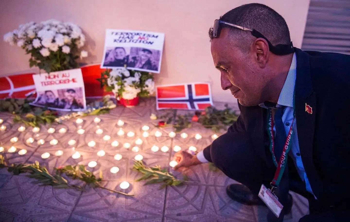 En amerikansk syriens-jihadist tilbød angiveligt en dansk forsker at blive den første til at dele en video, hvor mindst tre af de anholdte i forbindelse med drabet på danske Louisa Vesterager Jespersen og norske Maren Ueland i Marokko, sværger troskab til Islamaisk Stat og terrorbevægelsens leder, Abu Bakr al Baghdadi.