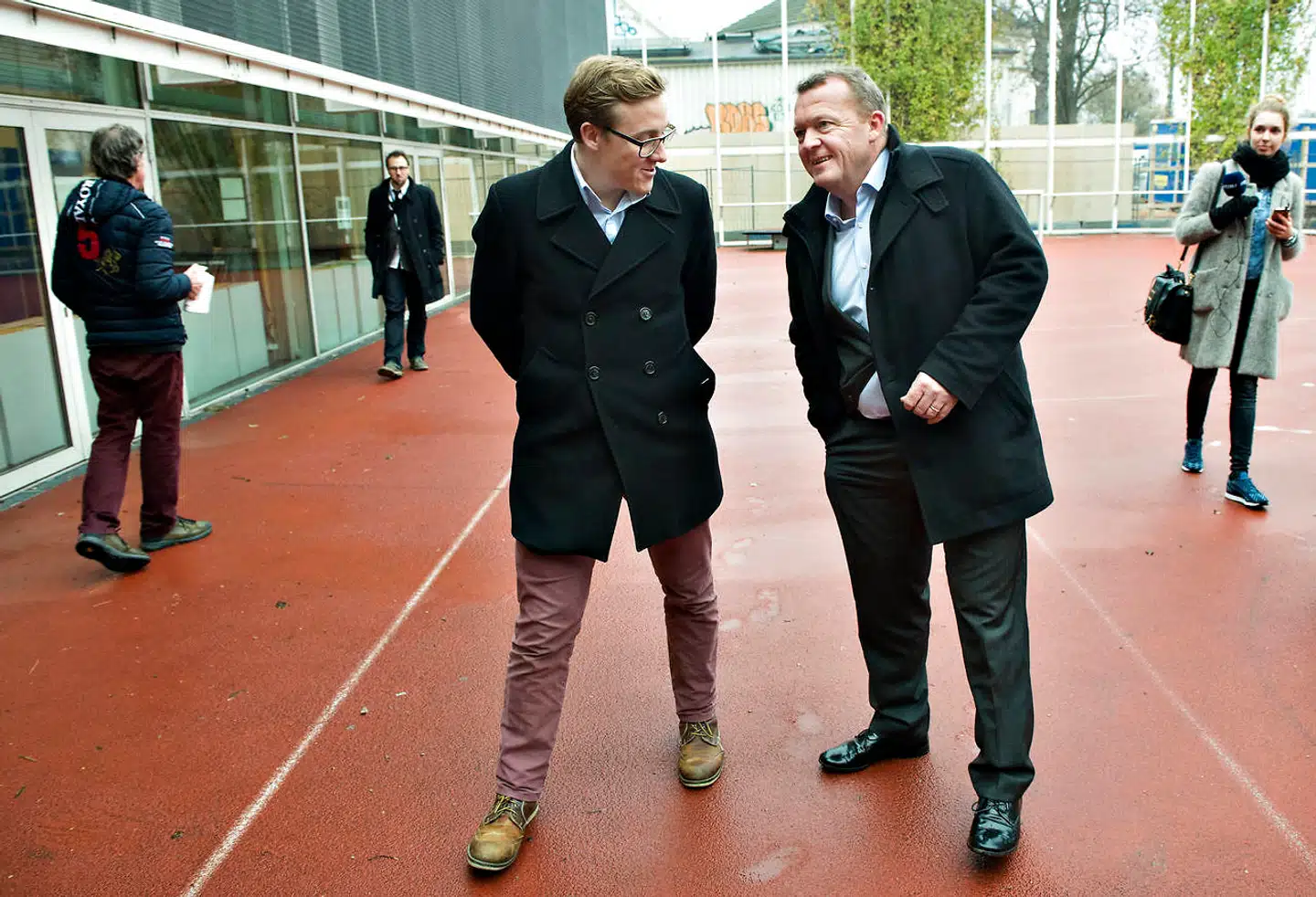 E-mails afslører, at Akademikernes A-kasse fik et møde med Lars Løkke Rasmussen (V) efter at have aftalt en donation på 50.000 kroner til Løkkefonden. Kontakten mellem a-kassen og Venstre-formanden blev formidlet af Løkkes ældste søn, Bergur Løkke Rasmussen (tv).