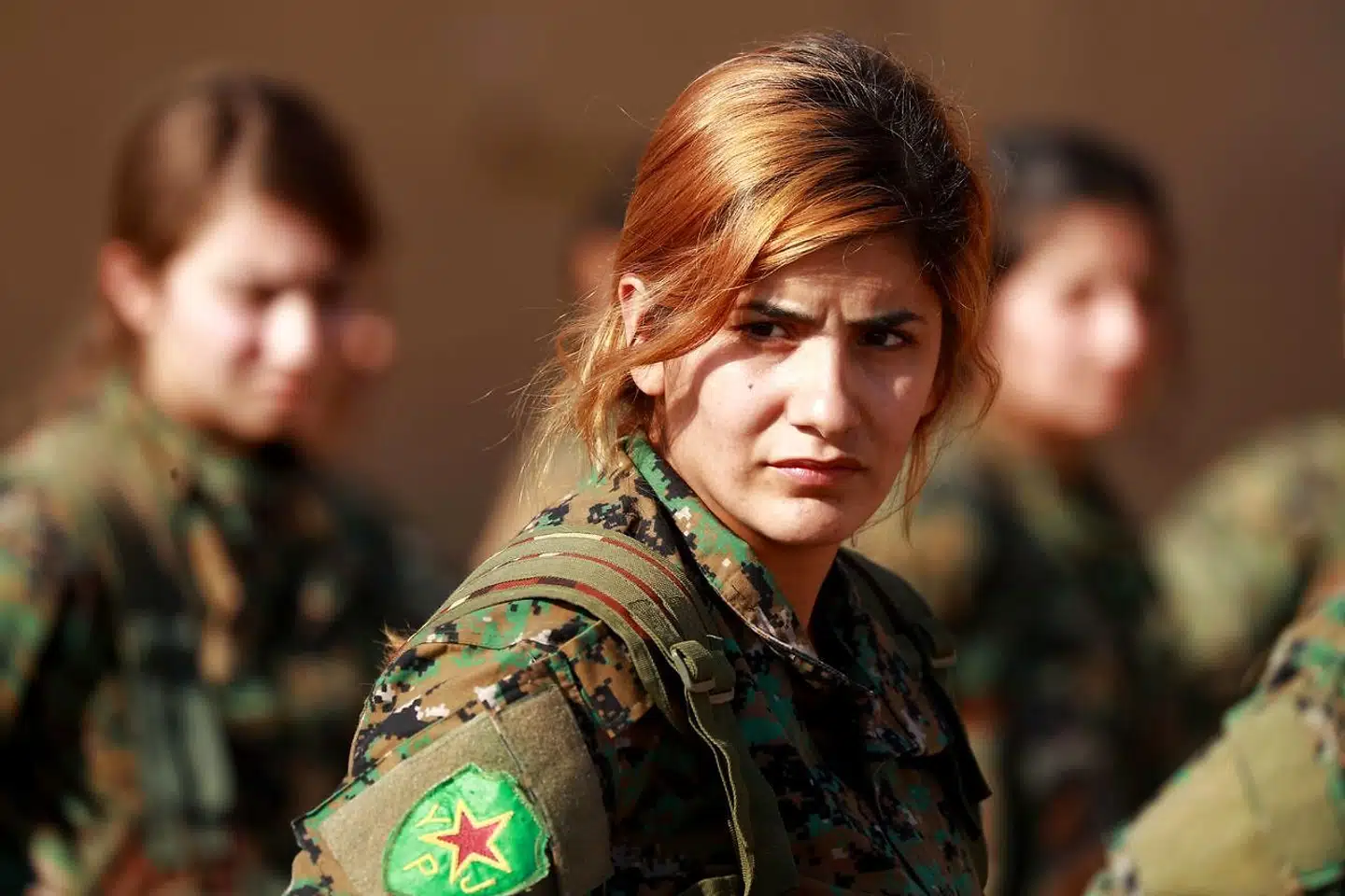 Parade af krigere fra De Syriske Demokratiske Styrker (SDF) under begravelsen af en af deres kammerater.