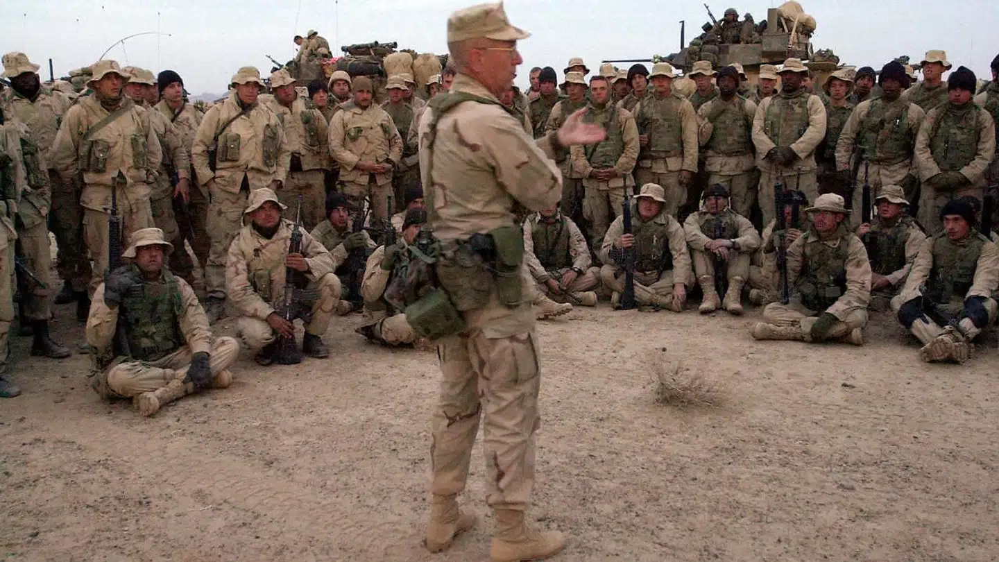 Kandahar, Afghanistan, 14. december 2001: James Mattis, dengang brigadegeneral, taler med amerikanske marinesoldater lige før deres afgang i en konvoj med over 40 militærkøretøjer.