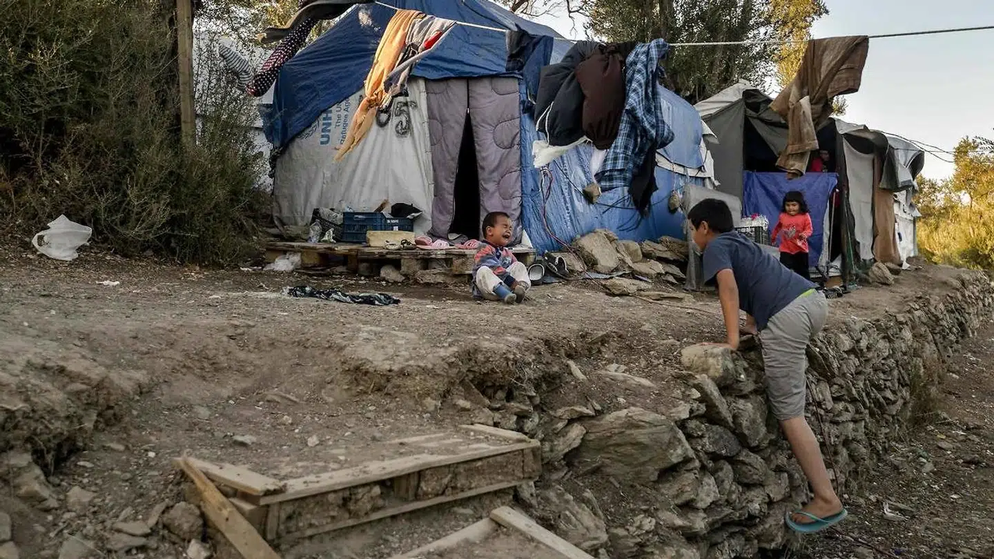 Amnesty International får kritik for kampagne, der skal sætte fokus på forholdene i græske flygtningelejre. Livet i flygtningelejrene er nemlig slet ikke så glamourøst, som forsiden af Amnesty Internationals magasin giver indtryk af.