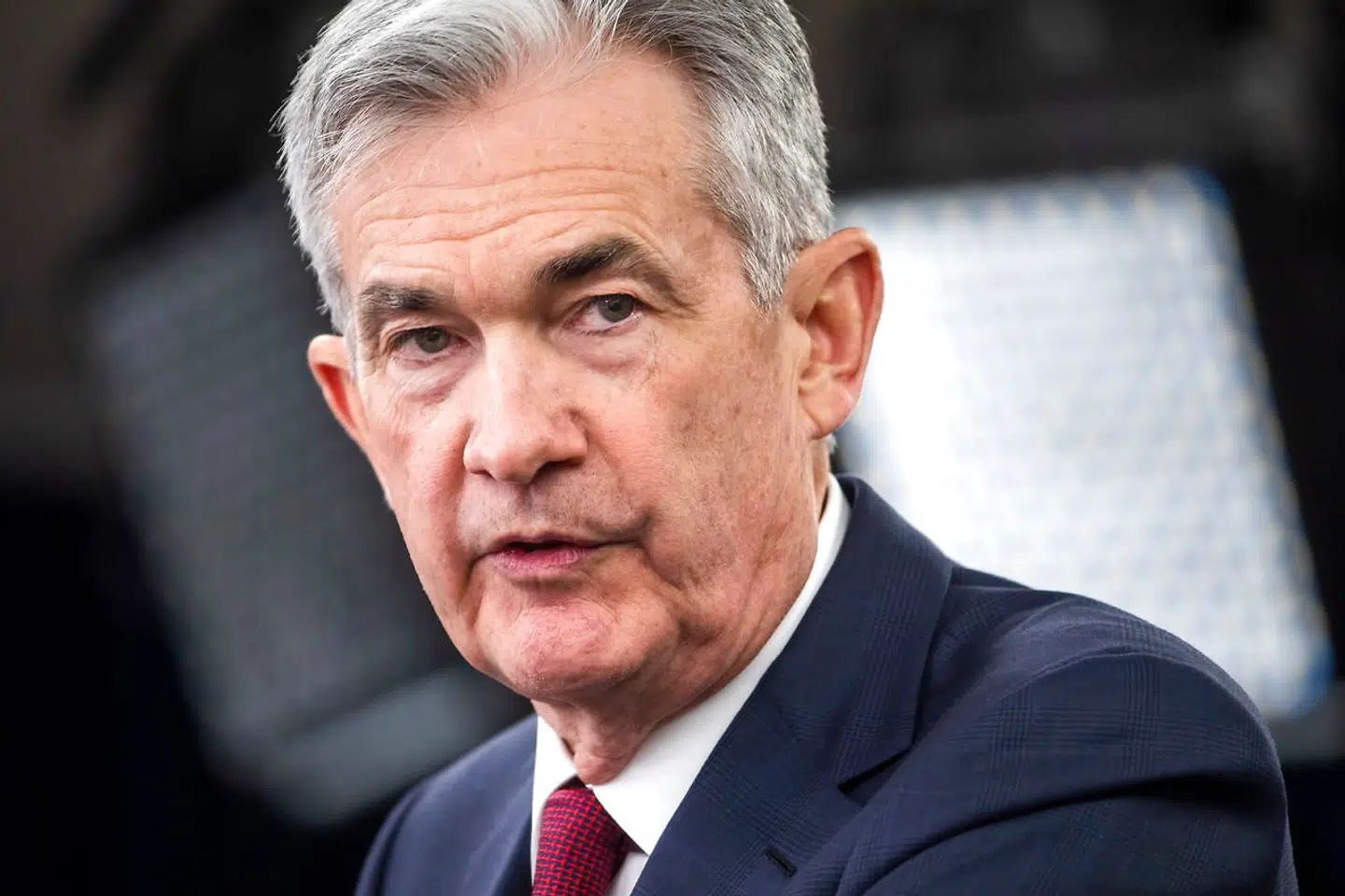Federal Reserve-chef Jerome H. Powell bekendtgør nu centralbankens beslutning om at hæve renten med et kvart procentpoint. Denne beslutning er truffet til trods for præsident Trumps public appeals for the central bank not to raise interest rates. Powell also said the Fed is projecting two more hikes in 2019.