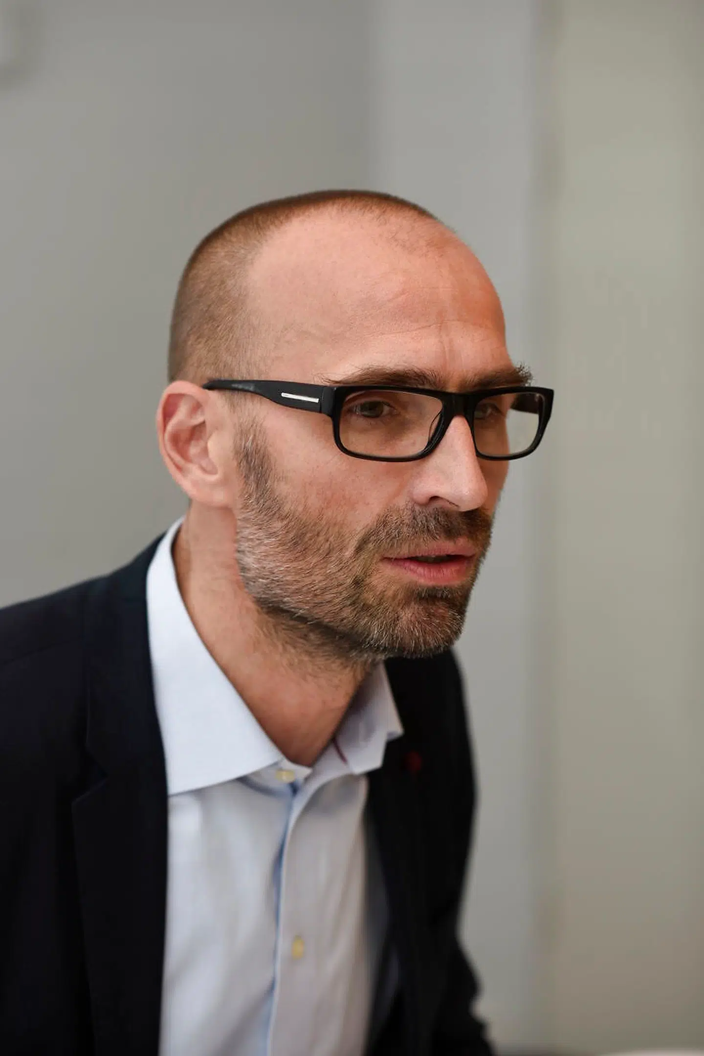 Pressemøde med Claus Bretton-Meyer, adm. direktør i DBU. Efter udmeldingen om, at Morten Olsen stopper som landstræner med det samme, er der en del spekulationer og spørgsmål til ansættelsen af ny landstræner. DBU er i gang med ansættelsesprocessen, og det er fortsat planen, at vedkommende kan blive præsenteret inden årets udgang. DBUs direktør kan fortælle om processen, men ønsker ikke at kommentere på konkrete navne og spekulationer.