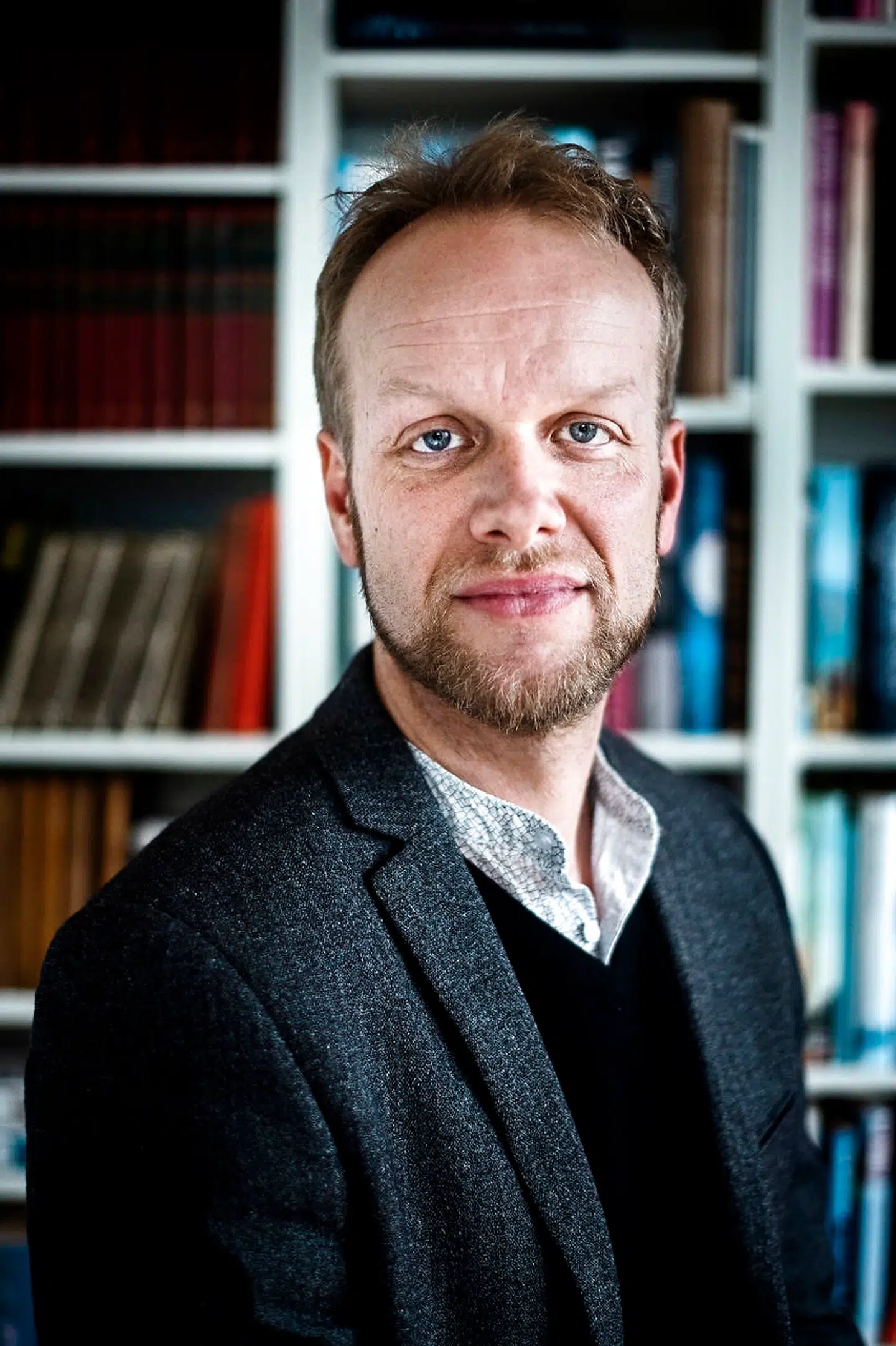 Thomas Hestbæk Andersen, lektor og forskningsleder på SDU, tiltræder sit nye job som direktør for Dansk Sprognævn 1. februar og skal frem til 1. april arbejde i København, hvorefter nævnet flytter til Bogense.