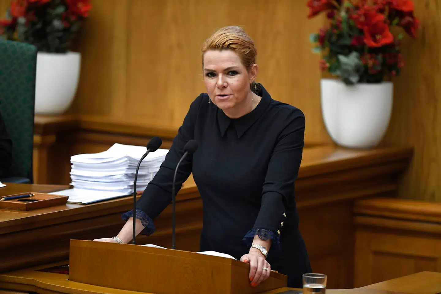 Et flertal i Folketinget har vedtaget, at der skal indføres en grundlovsceremoni med håndtryk i kommunerne.