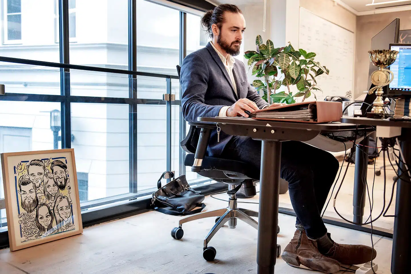 Jonas Midtgaard er adm. direktør i virksomheden Billy, der sælger digitale regnskabsprogrammer per abonnement, og oplever at de lovbestemte regnskabsprincipper udfordrer hans virksomhed.