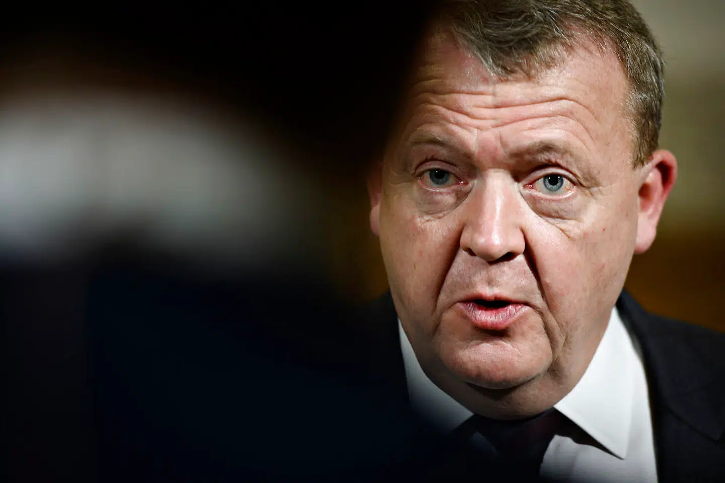 Regeringen og statsminister Lars Løkke Rasmussen (V) bliver mødt med både advarsler og kritik om, at regeringens fremfærd kan stække samfundets vagthunde.