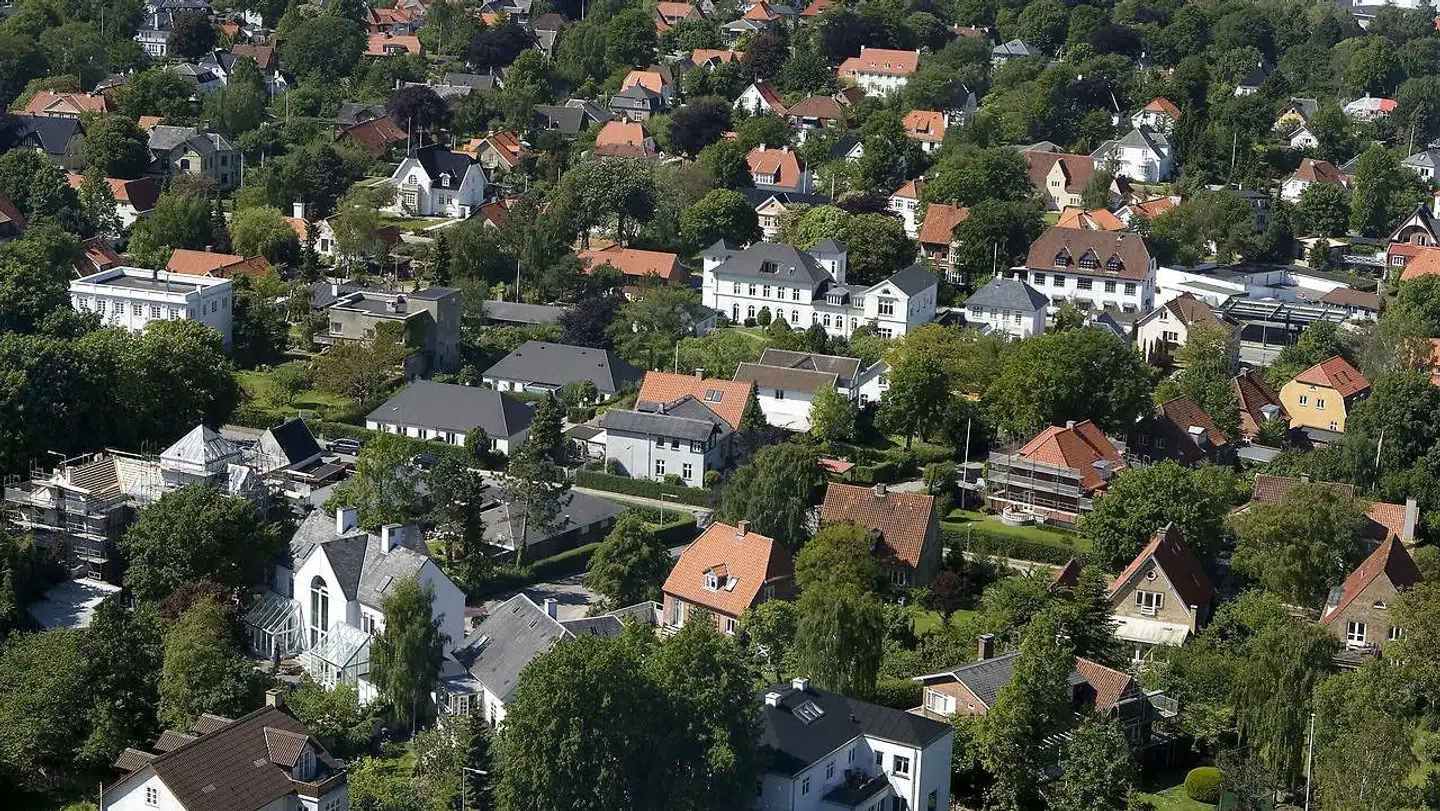 1.200 boligejere over hele landet har på grund af en fejl ikke betalt ejendomsskat i op til ti år, oplyser skattemyndighederne.