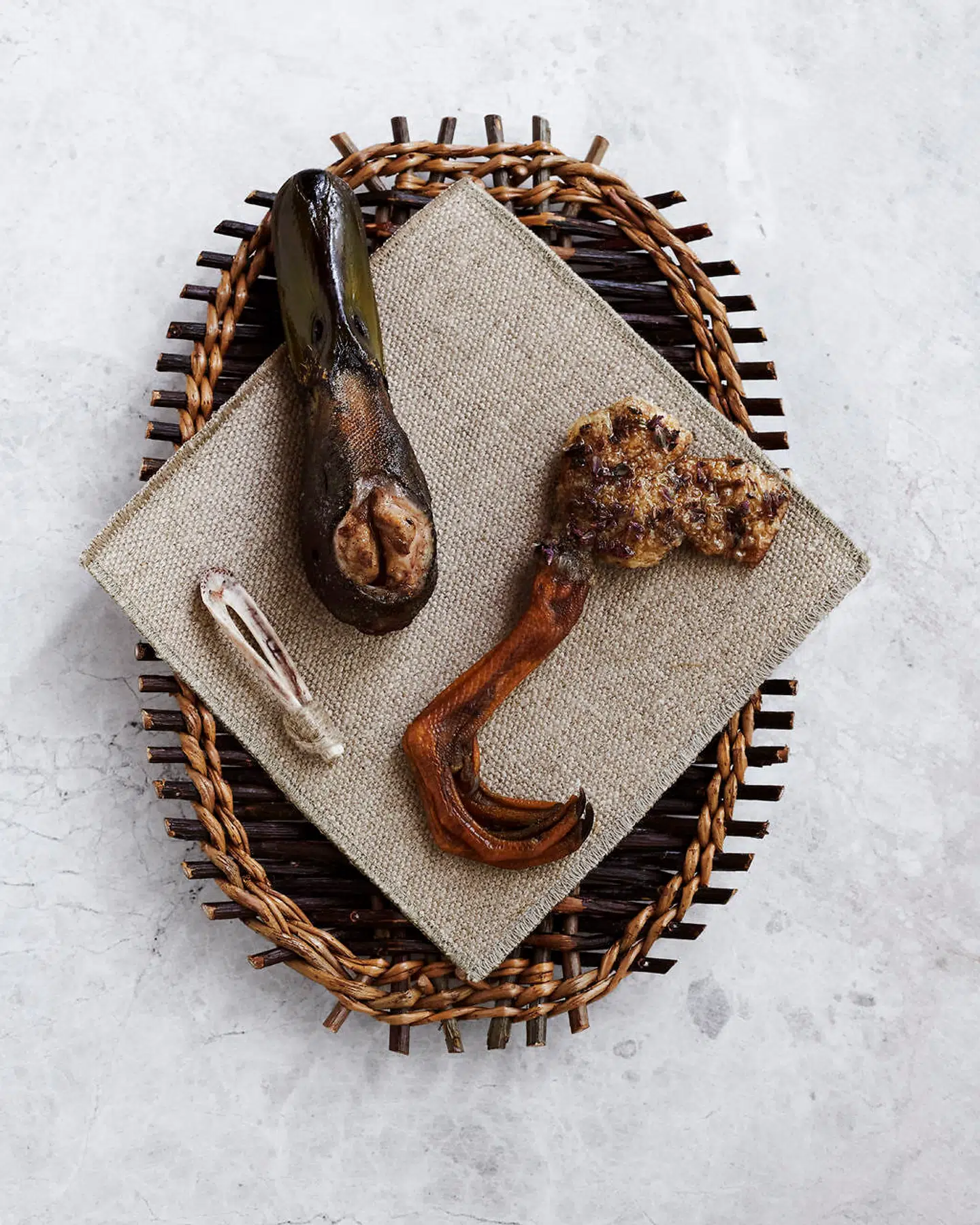 Man spiser andens hjerne med fuglens eget næb på Noma.