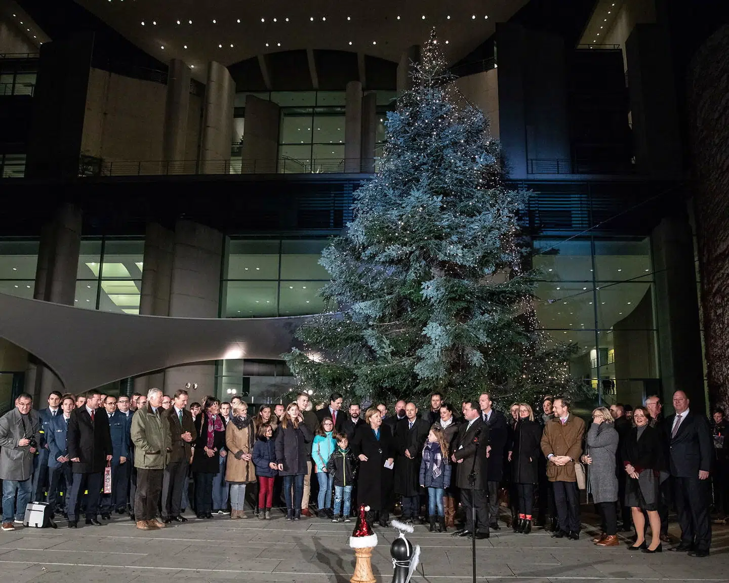 Det er en fast tradition, at kansler Angela Merkel deltager, når juletræet i slutningen af november stilles op foran det tyske statsministerium. Hendes integrationsminister Annette Widmann-Meuz deltog også, men er nu kommet under beskydning for et julekort, hvor hun ikke ønsker modtagerne god jul.