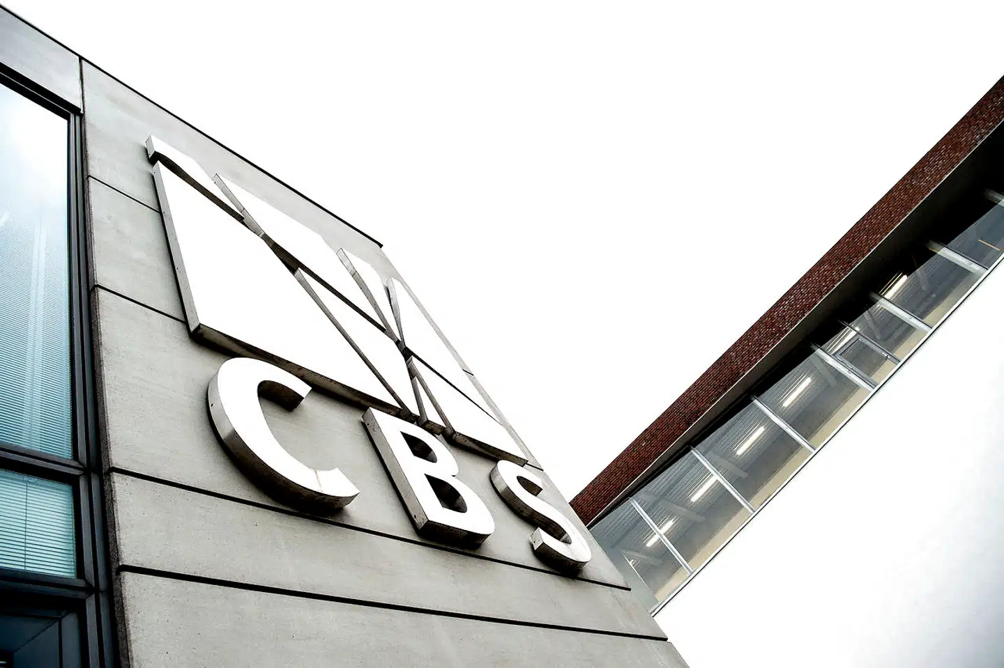 En ansat ved CBS Copenhagen Business School har følt sig krænket pga afsyngning af "Den danske sang er en ung blond pige".