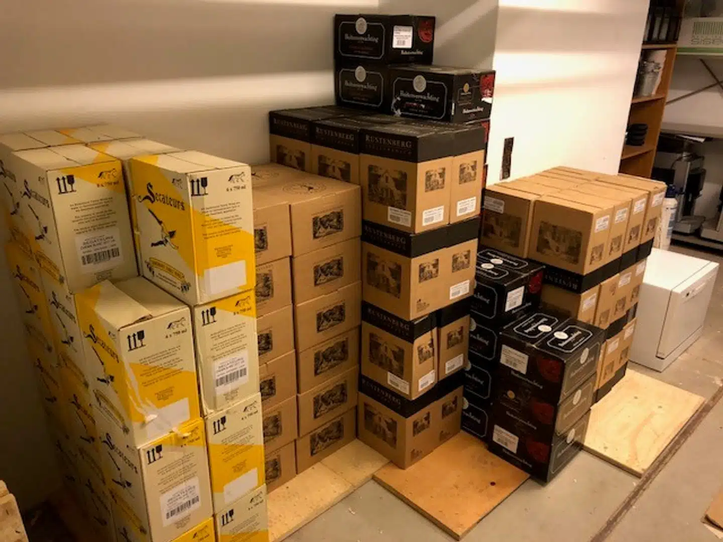 Her er noget af den indkøbte vin, som Akademikernes A-kasse fandt i a-kassens lokaler, da sagen begyndte at rulle i september 2018. Bemærk, at nogle af vinmærkerne på billedet lige præcis er dem, der udløser bonuspoint til en eksklusiv rejse til Sydafrika i 2020 hos a-kassens udvalgte vinhandler i Aalborg