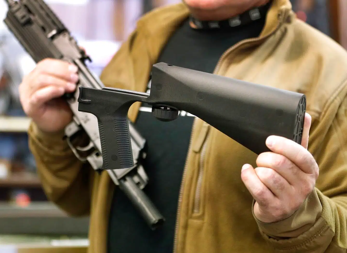 Samme våben som på det øverste billede. Her vises den såkaldte »bump stock« frem.