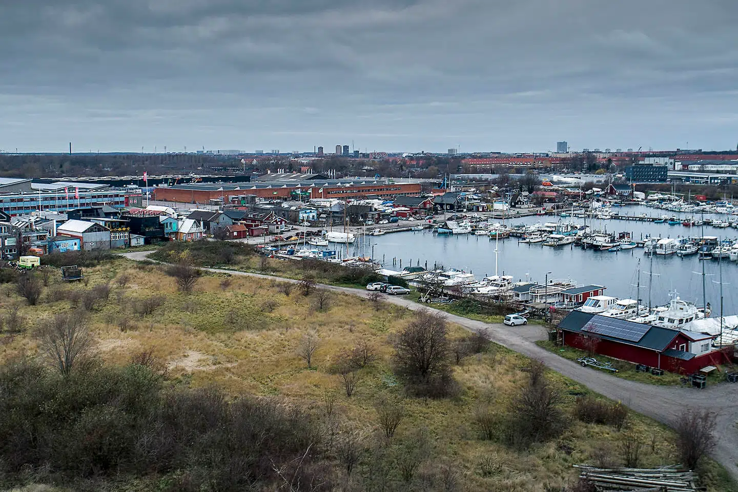»Stejlepladsen og den nærliggende fiskerihavn er et stykke Olsen-banden-miljø med en helt særlig sjæl,« skriver Sigurd Eidsmo. Stejlepladsen er det grønne område til venstre i billedet.